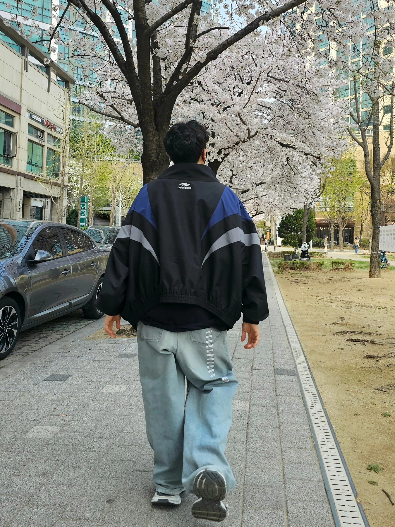 Balenciaga 3B Sports Icon Off Shoulder Tracksuit Jacket Black Navy, Balenciaga Denim Size Sticker Baggy Pants in Blue 착용 스타일 - 5