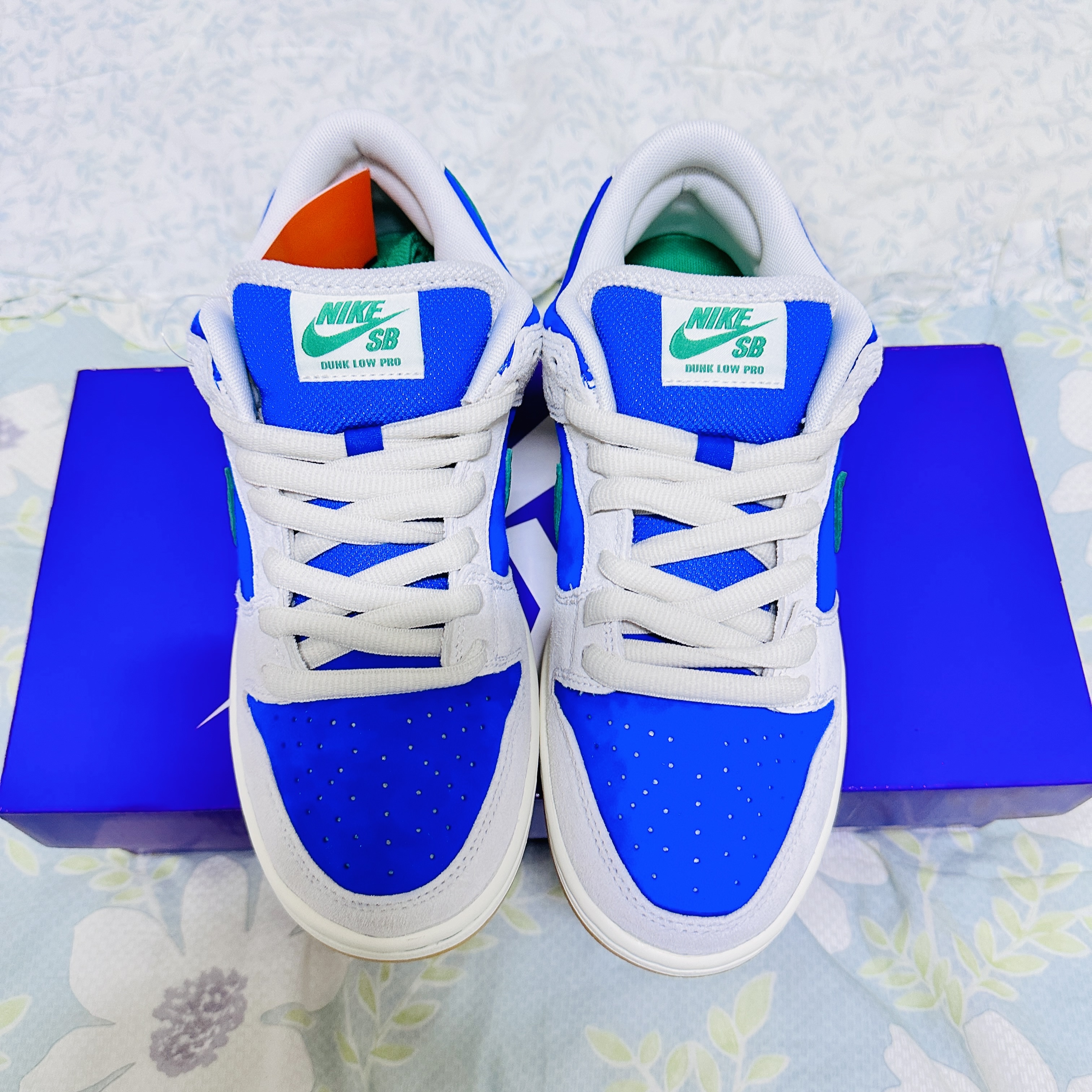 Nike SB Dunk Low Pro Phantom and Hyper Royal 착용 스타일 - 1