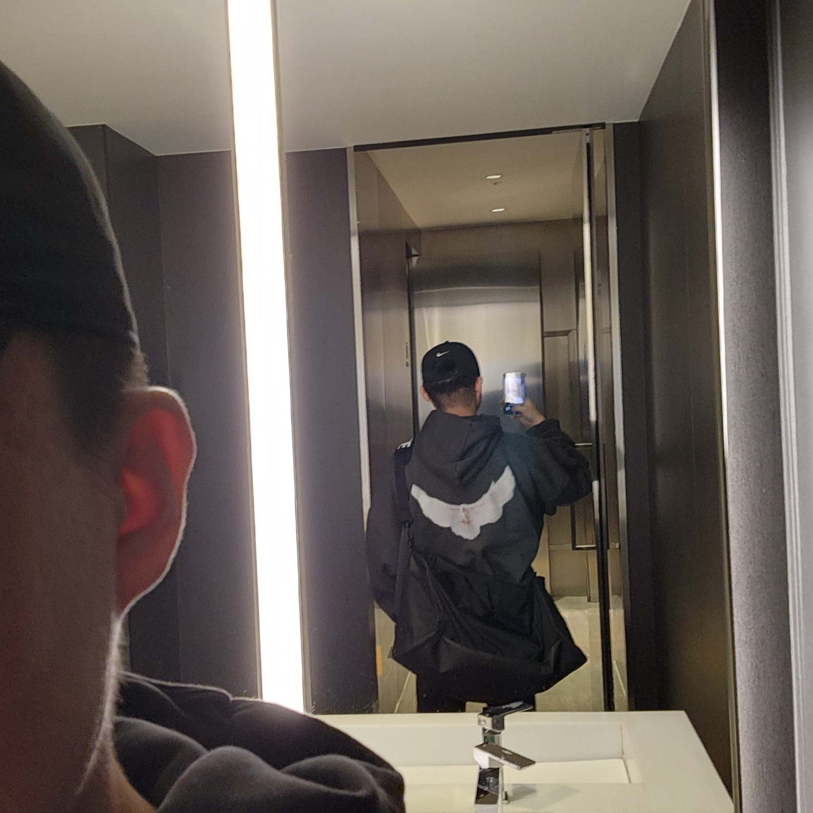Yeezy Gap Engineered By Balenciaga Dove Hoodie Black 착용 스타일