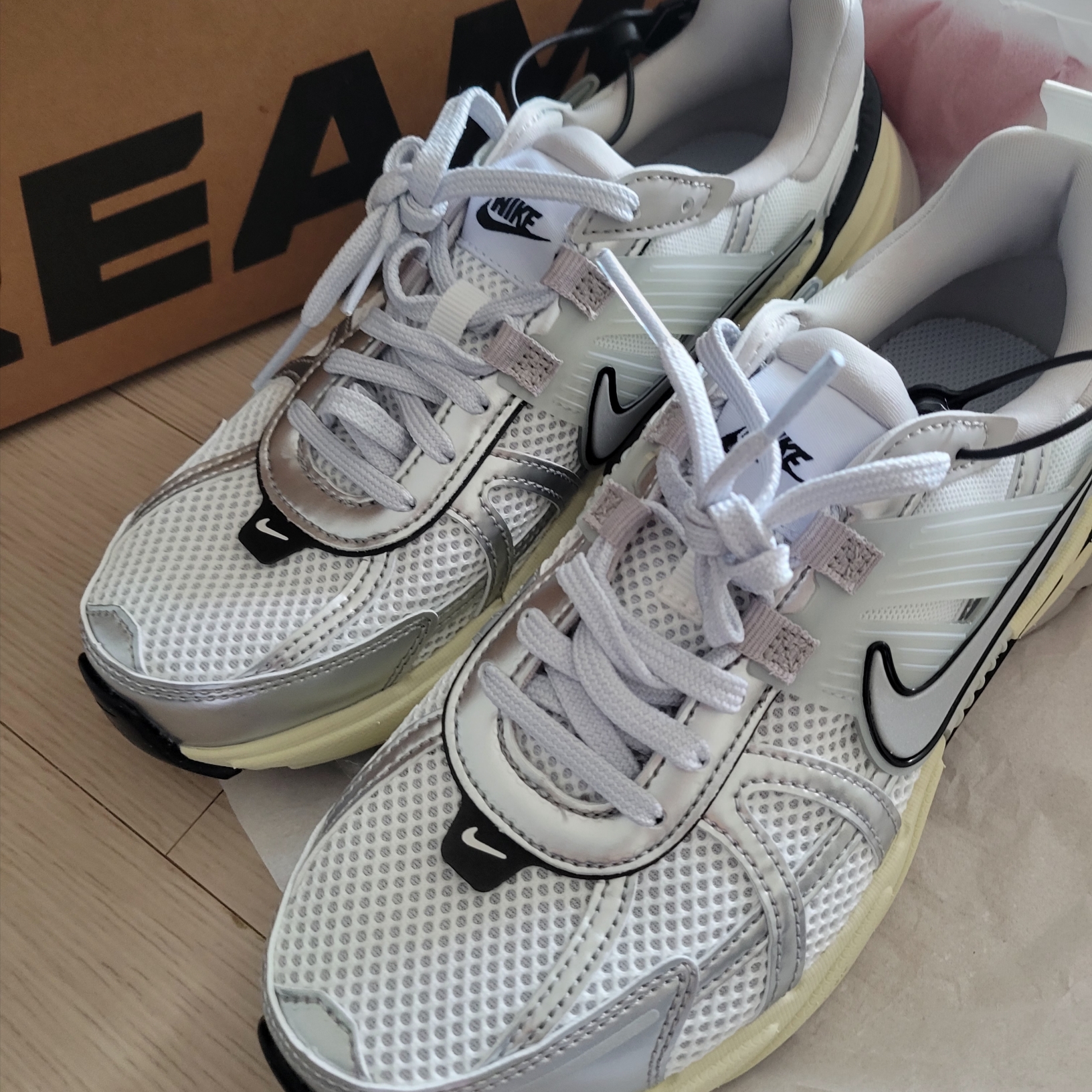 Nike V2K Run Summit White Metallic Silver 착용 스타일