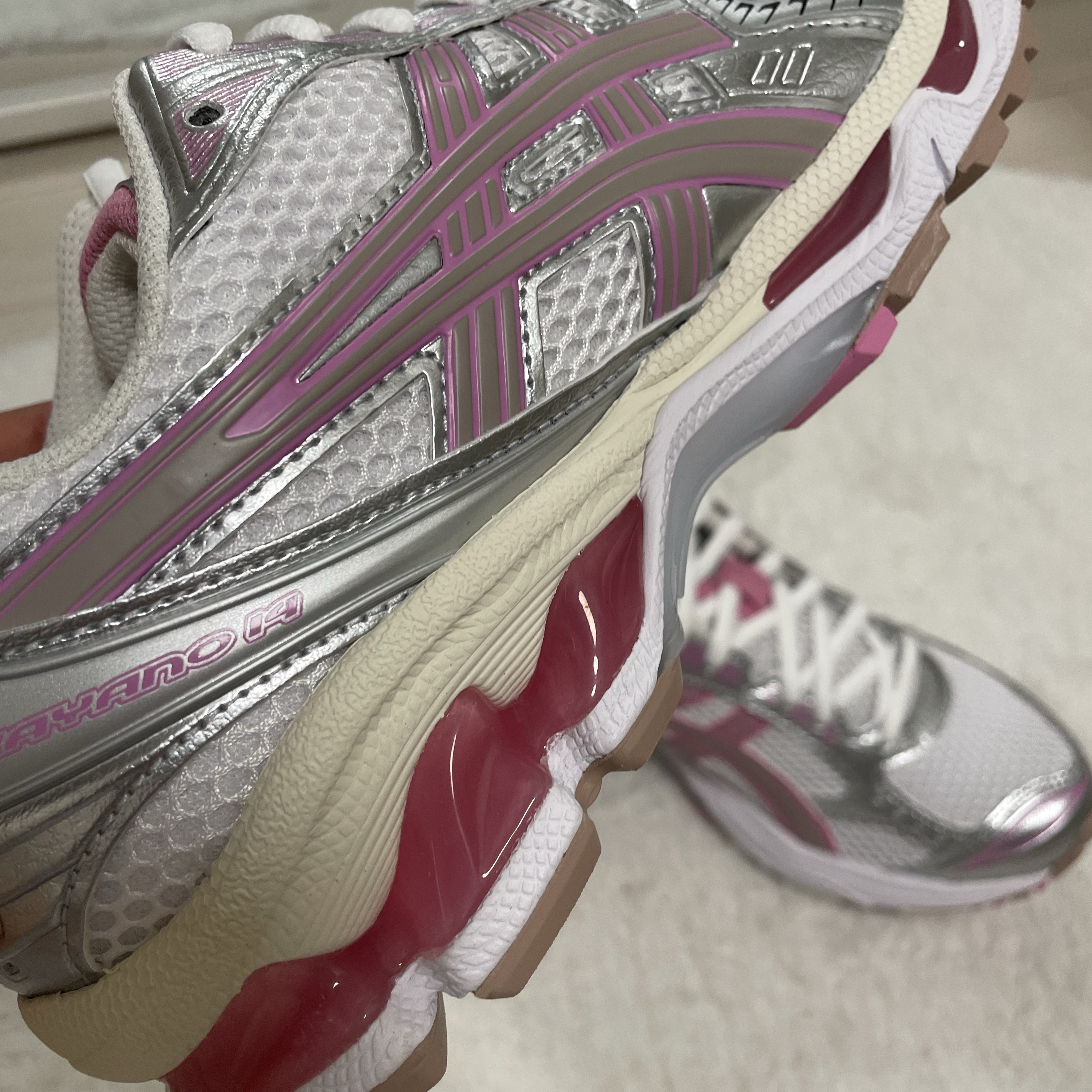 Asics Unlimited Gel-Kayano 14 White Fawn 착용 스타일 - 3