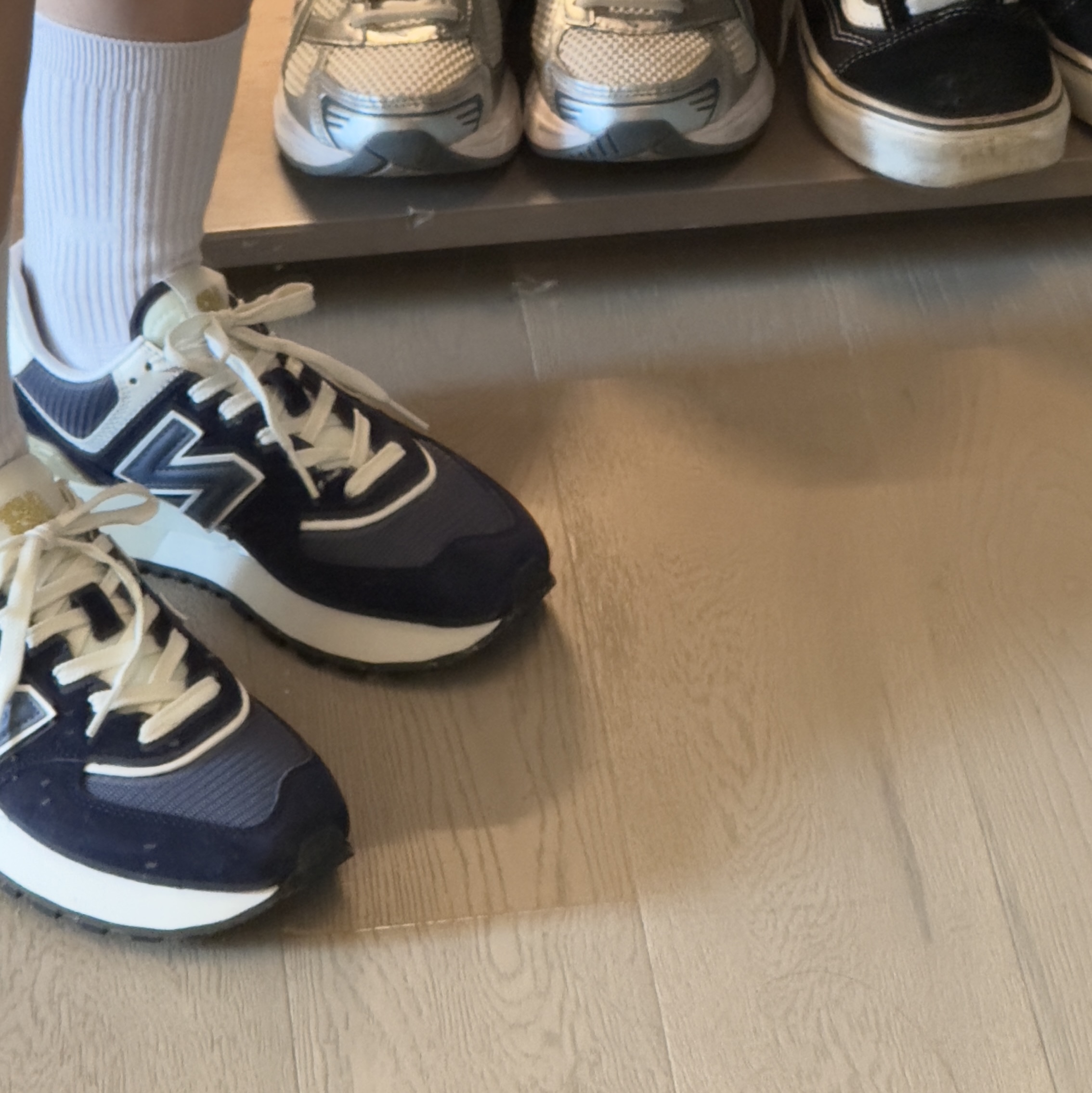 New Balance 574 Legacy Navy, Vans Old Skool Platform Black White 착용 스타일