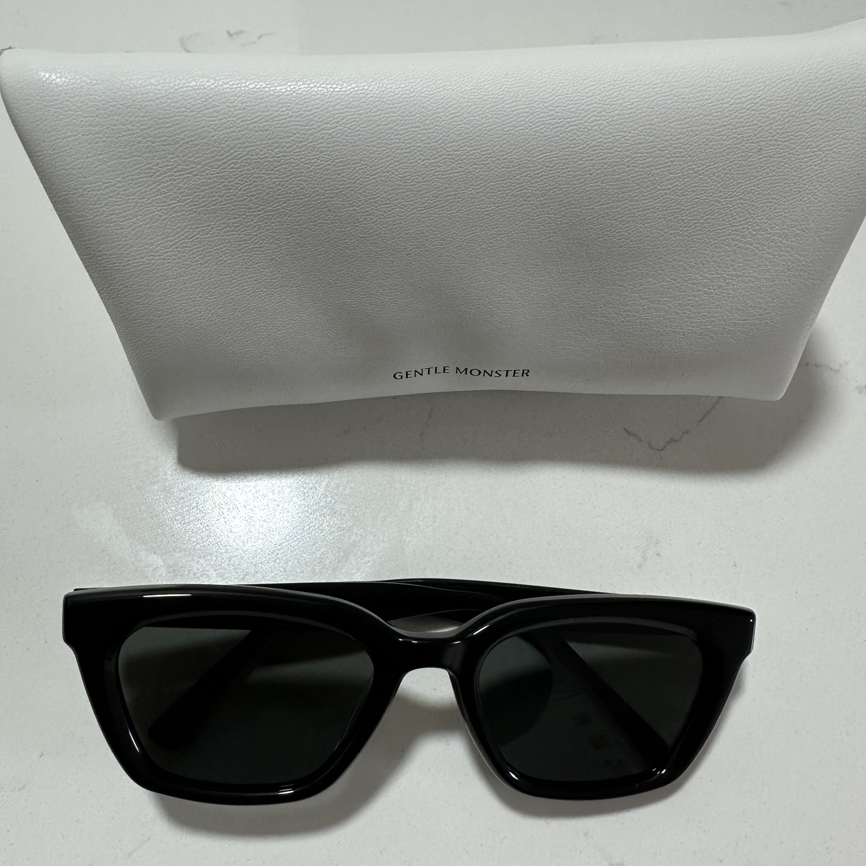 Gentle Monster Hue 01 Black 착용 스타일