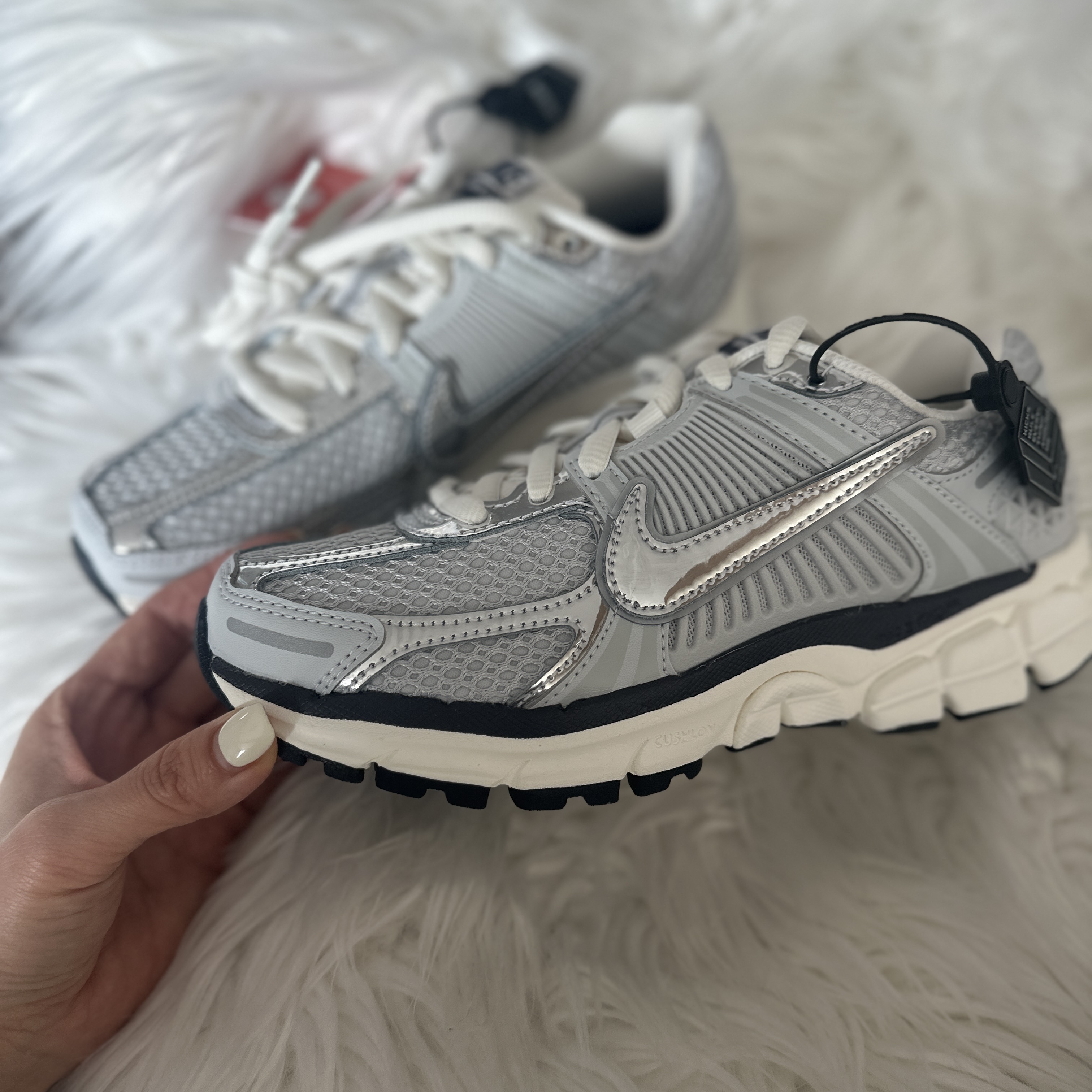 (W) Nike Zoom Vomero 5 Photon Dust and Metallic Silver 착용 스타일