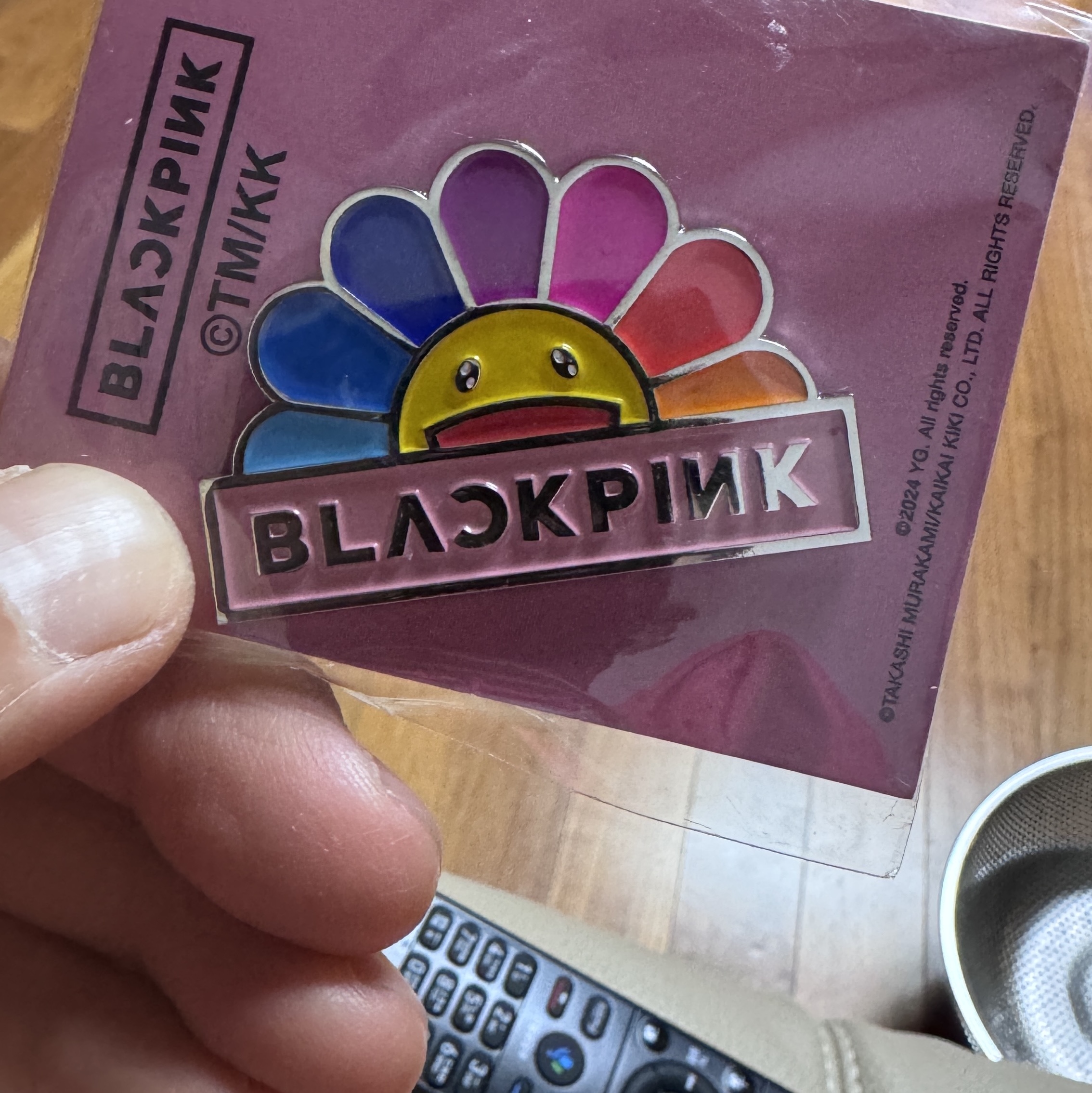 Kaikai Kiki x Blackpink Enamel Pin Rainbow Flower 착용 스타일