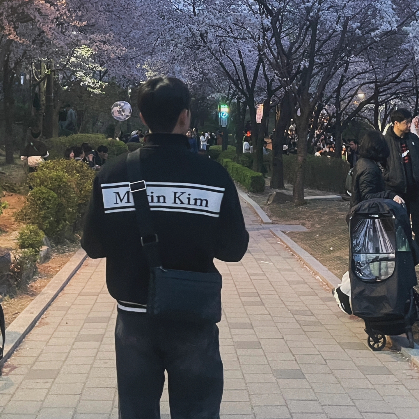 Matin Kim Spell Point Stripe Knit Cardigan Black, Bottega Veneta Intrecciato Duo Bag Black 착용 스타일