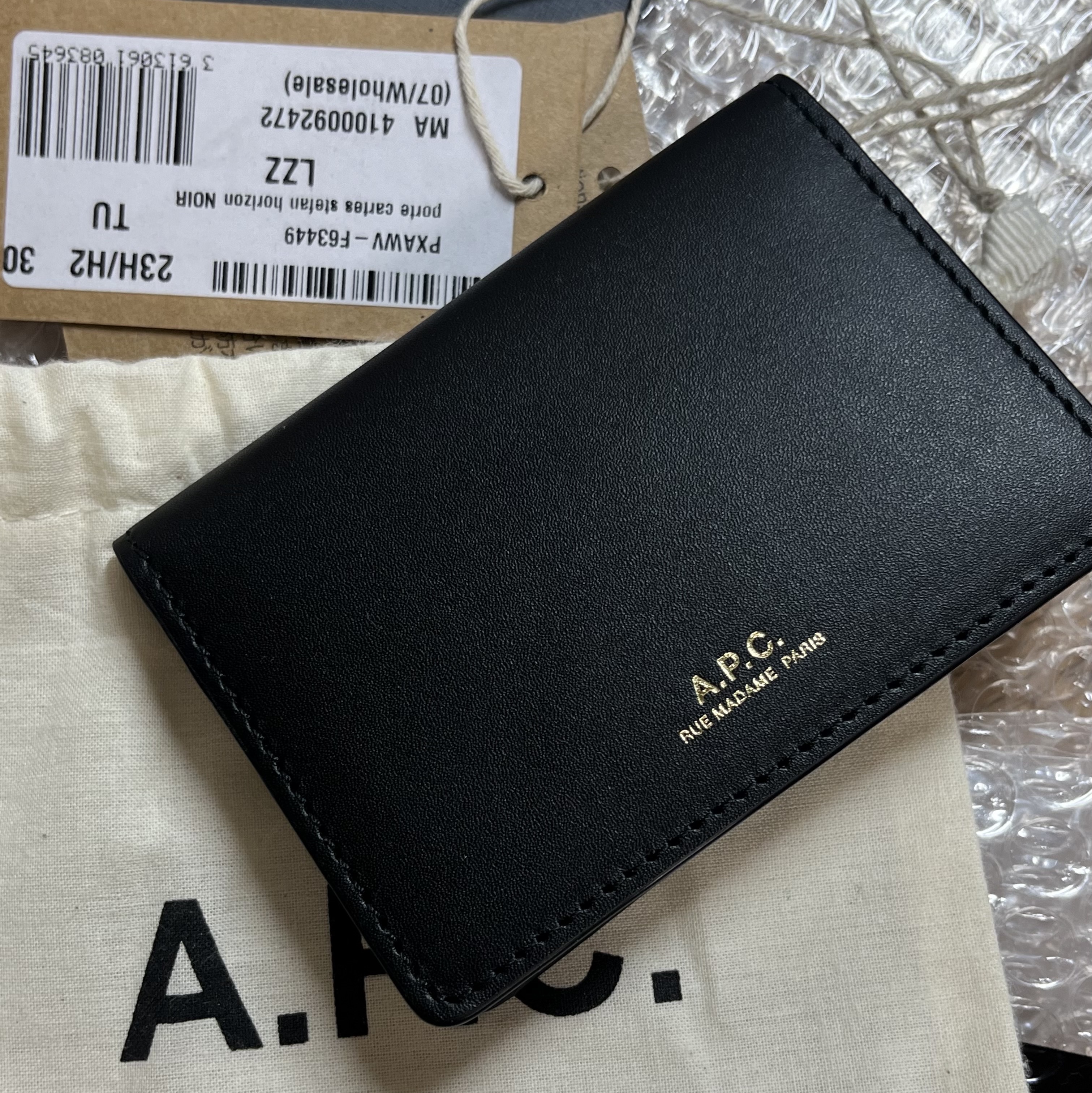 A.P.C. Stefan Horizon Card Holder Black 착용 스타일 - 1