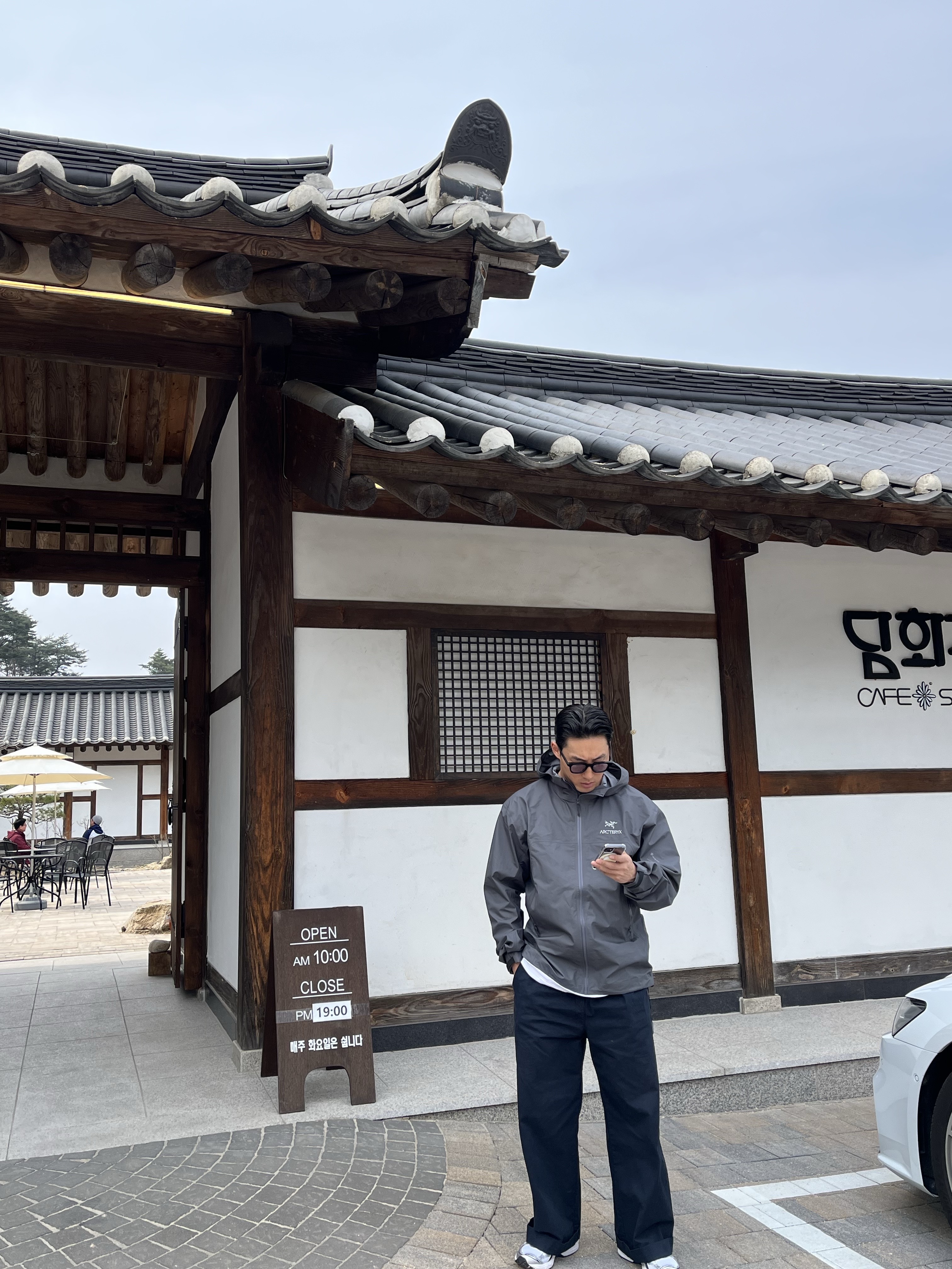 Arc'teryx Beta Jacket Cloud, (W) Asics Gel-Kayano 14 White Dark Grape 착용 스타일