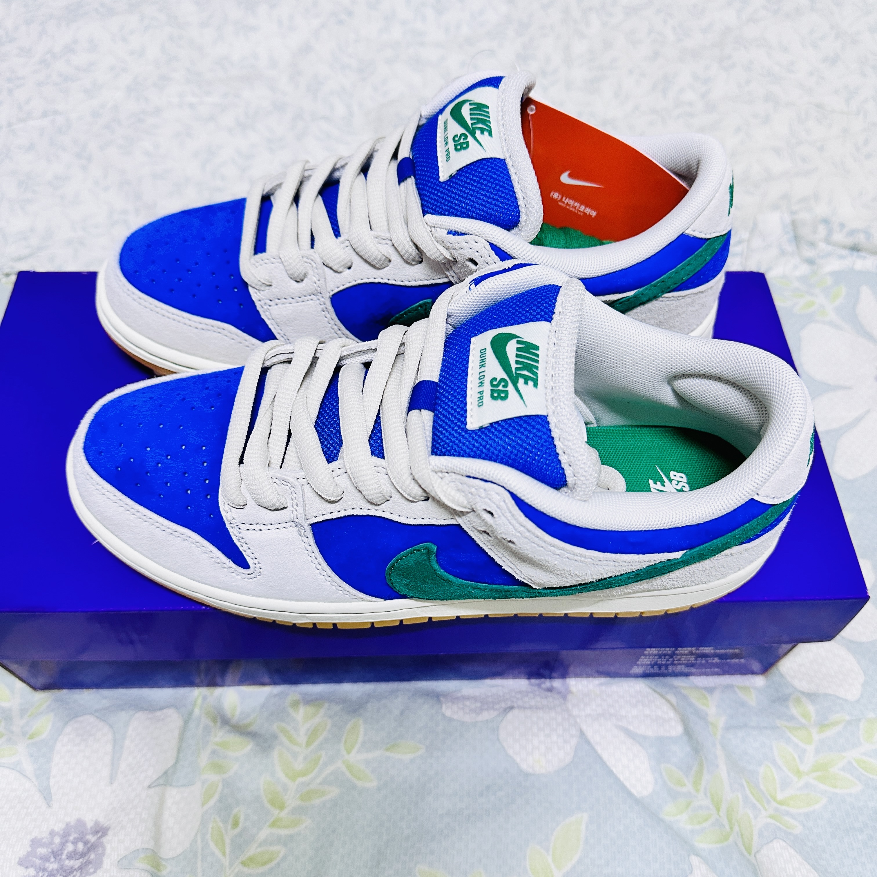 Nike SB Dunk Low Pro Phantom and Hyper Royal 착용 스타일 - 2