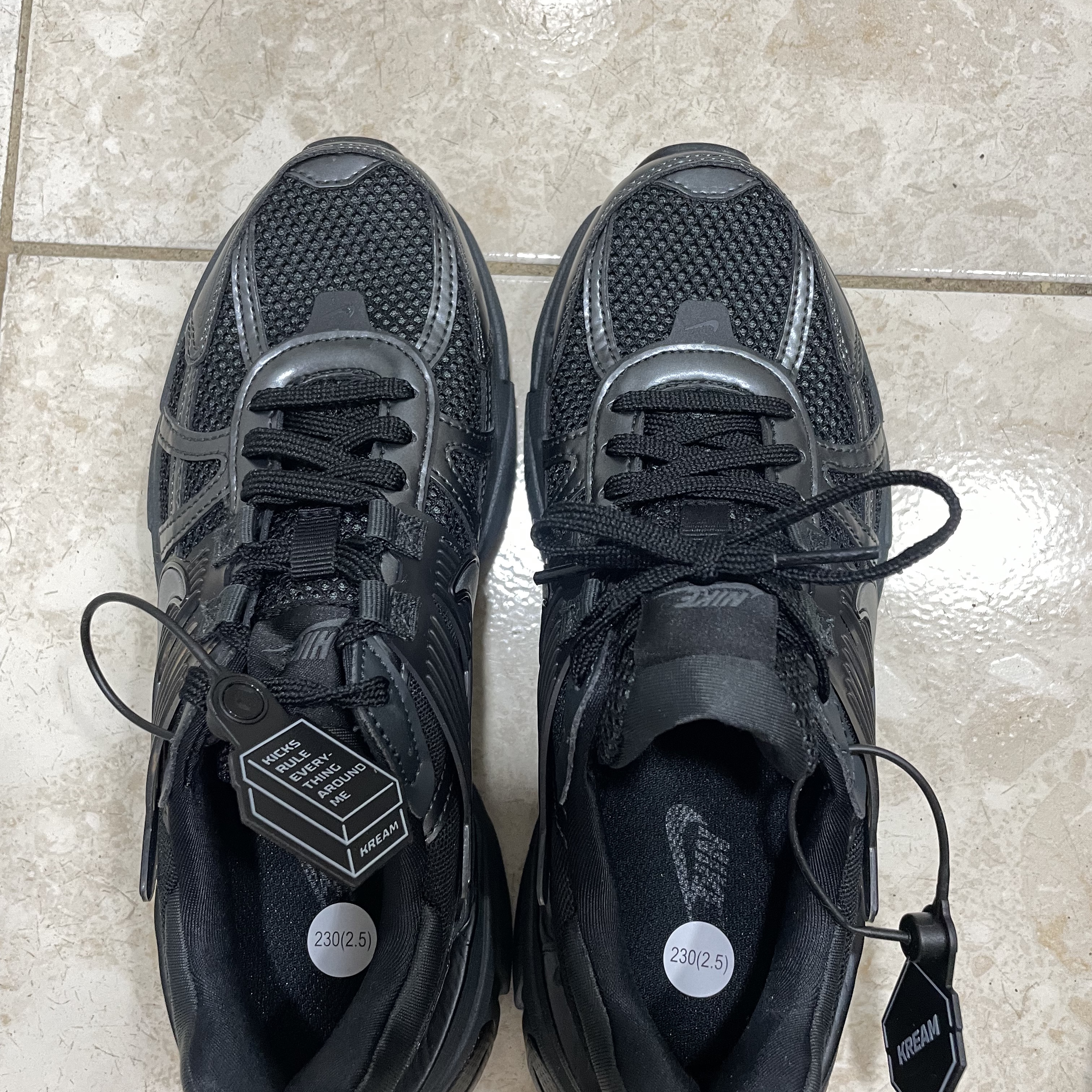 Nike V2K Run Black Anthracite 착용 스타일