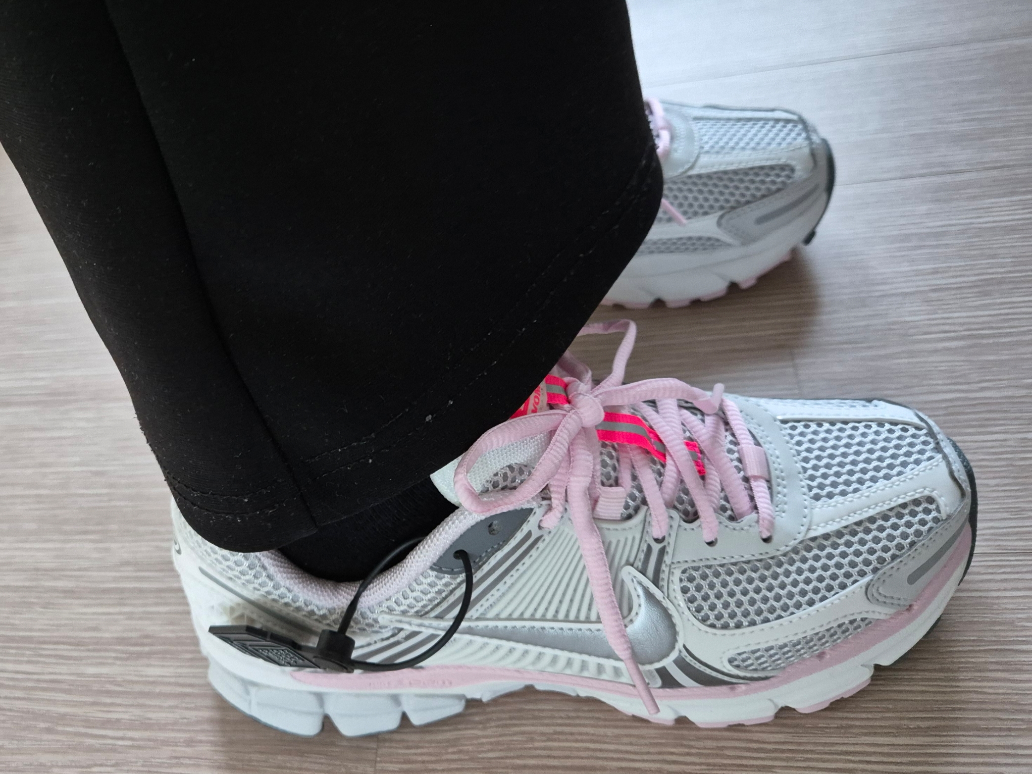 (W) Nike Zoom Vomero 5 Photon Dust Metallic Silver 착용 스타일 - 3
