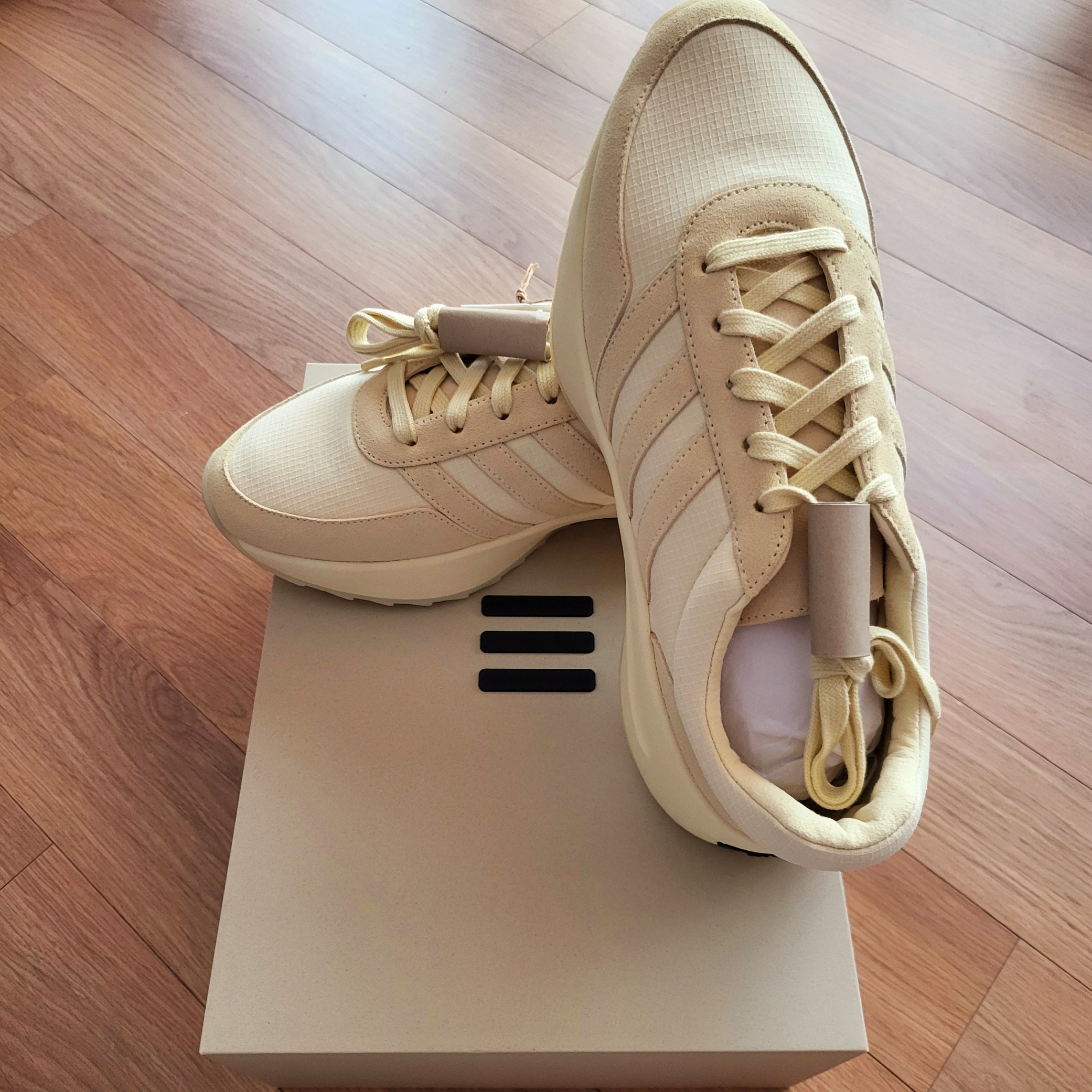 Adidas x Fear of God Athletics Los Angeles Pale Yellow 착용 스타일 - 1