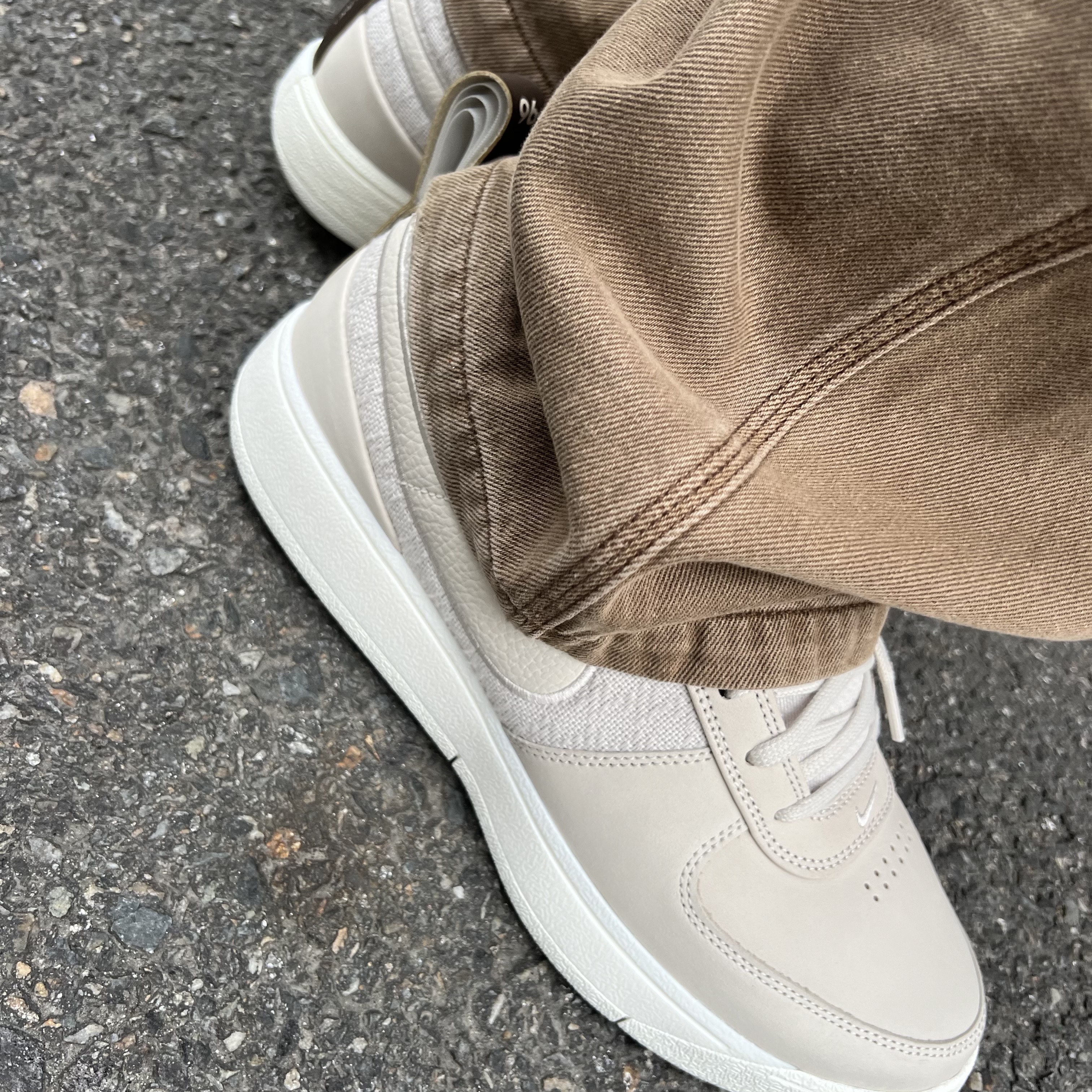 Nike Book 1 EP Light Orewood Brown 착용 스타일