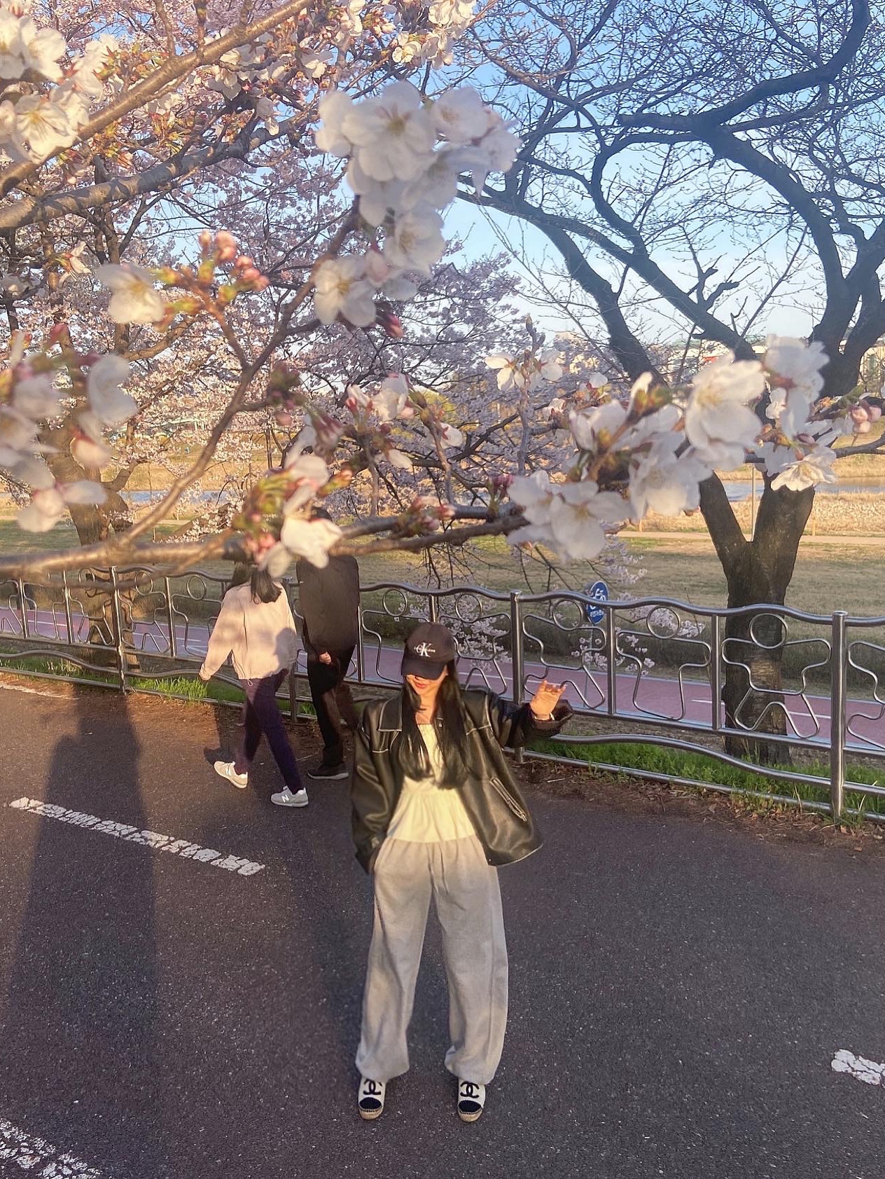 (W) Chanel Espadrilles Tweed Fabric & Ivory Black, Calvin Klein Monogram Embroidery Ball Cap Black 착용 스타일