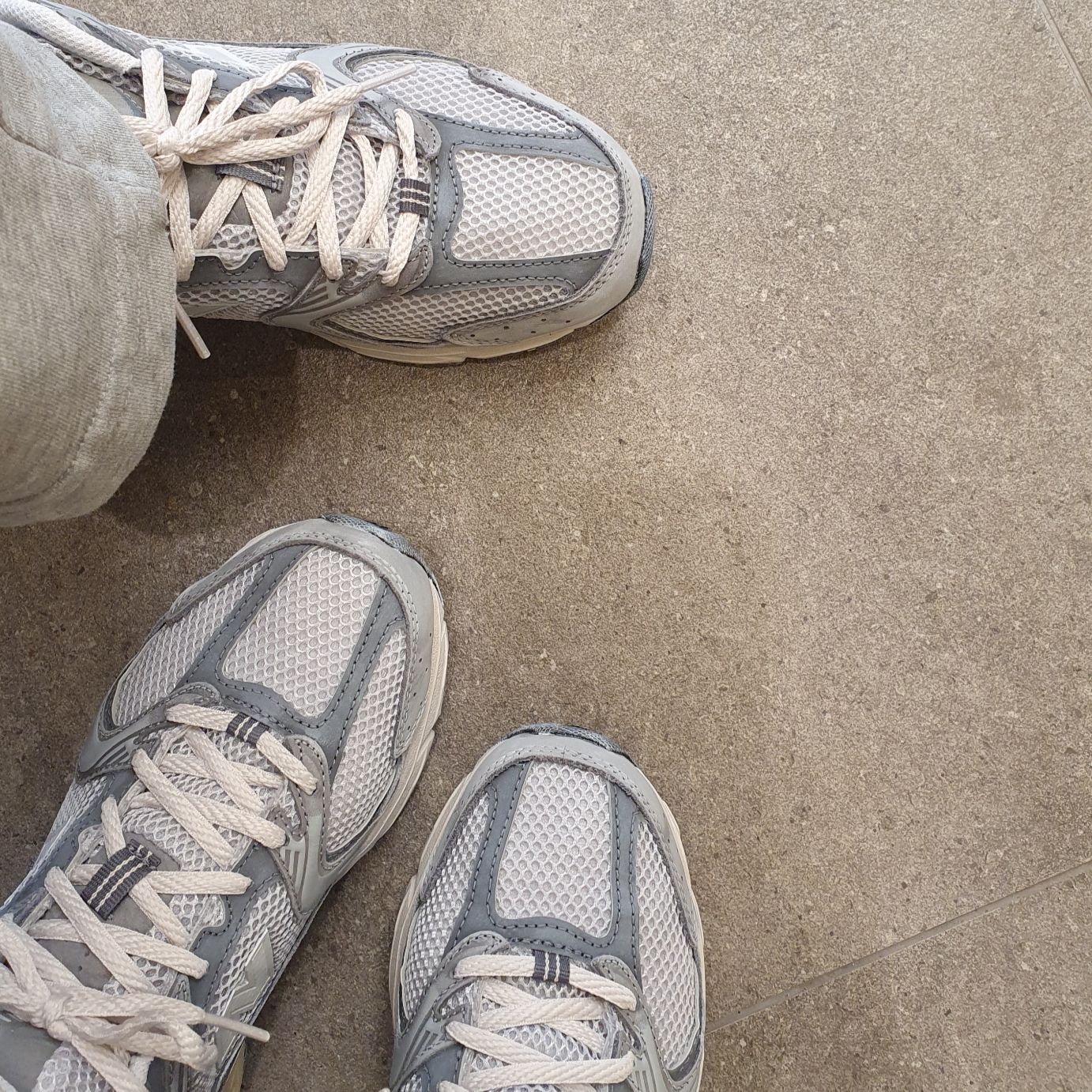 New Balance 530 Premium Vintage Grey Matter 착용 스타일