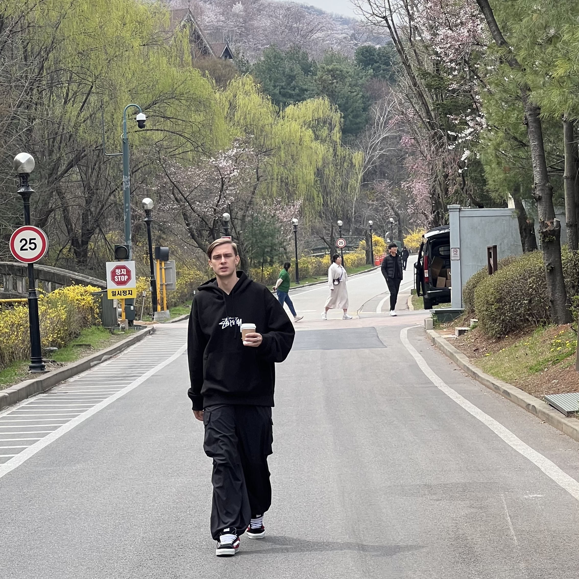 Stussy Stock Logo Applique Hoodie Black 착용 스타일