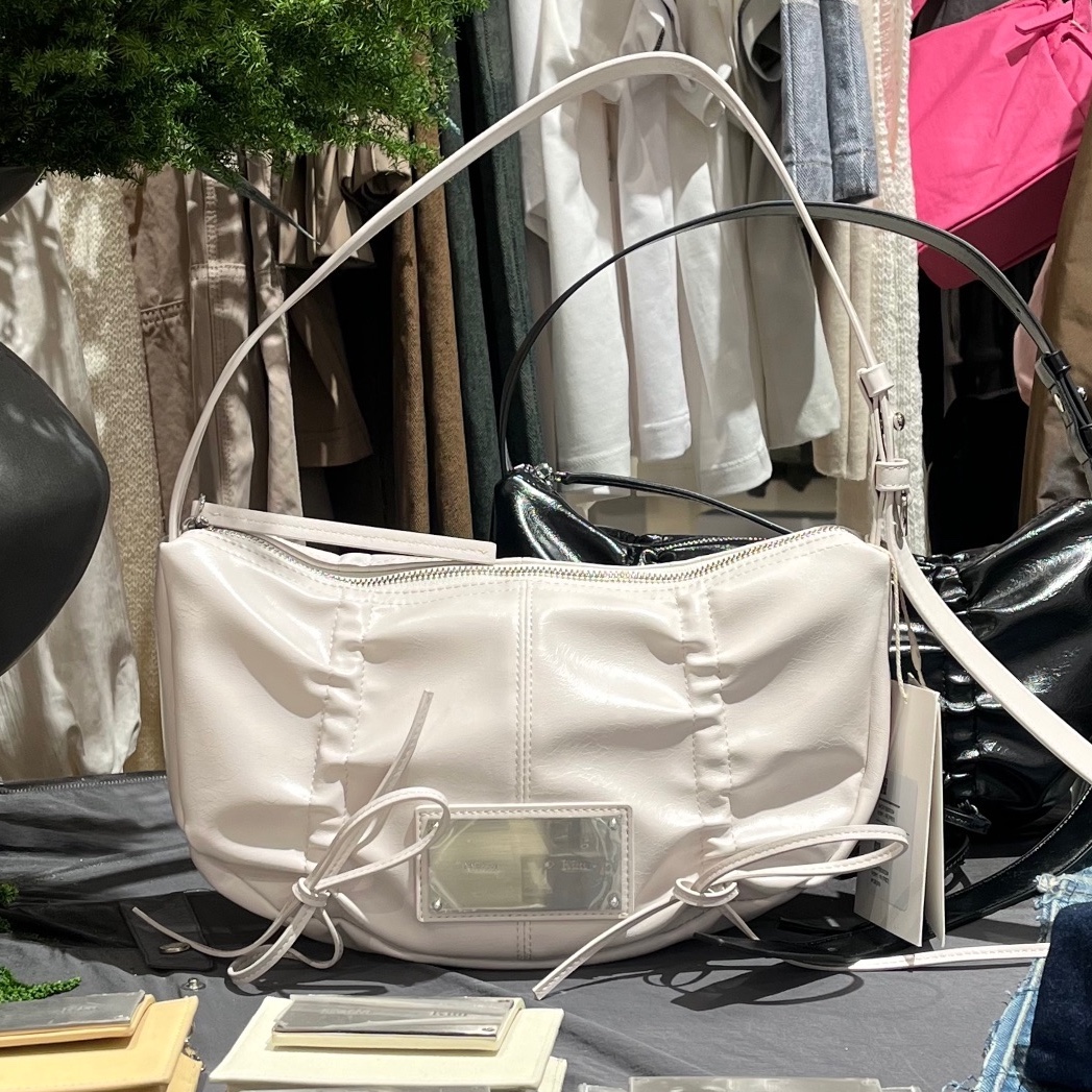 Matin Kim Half Shirring Ribbon Round Bag Ivory 착용 스타일