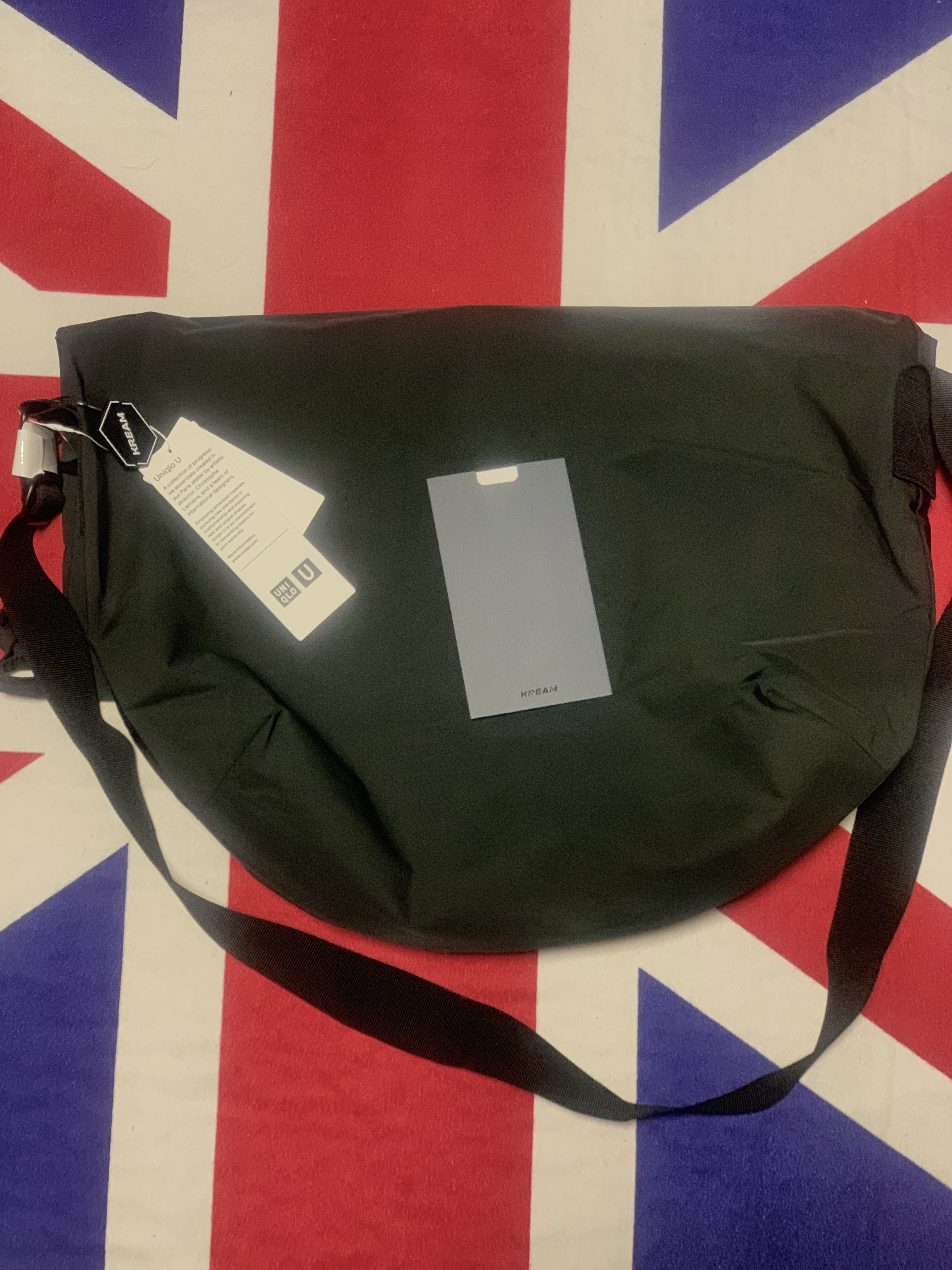Uniqlo U Drawstring Shoulder Bag Black 착용 스타일