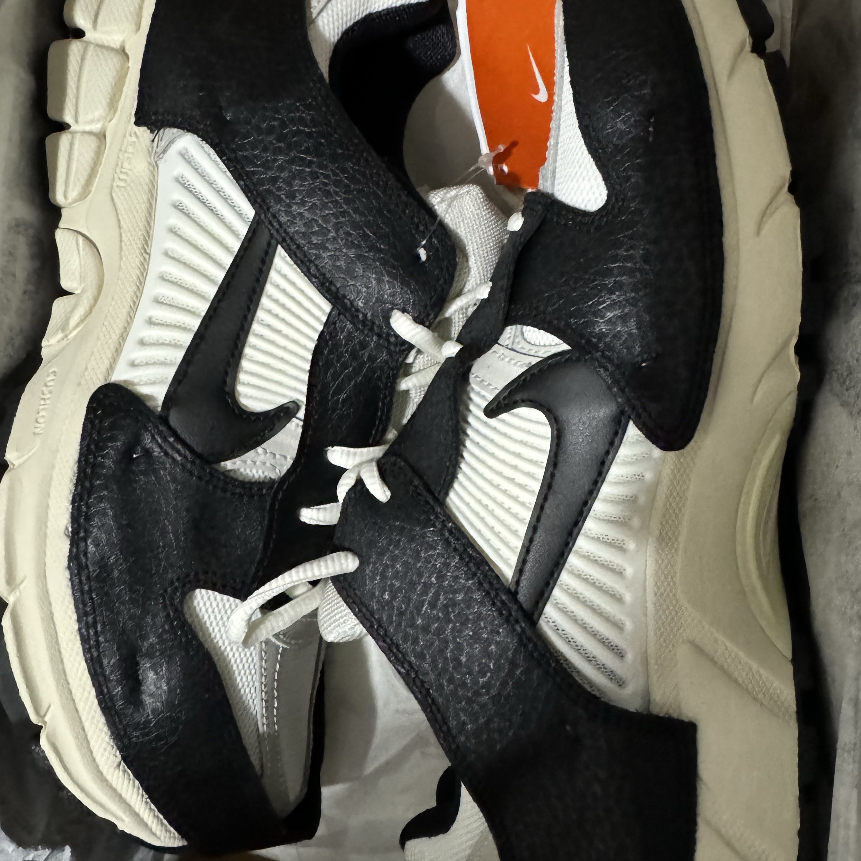 (W) Nike Zoom Vomero 5 Wolf Grey and Black 착용 스타일