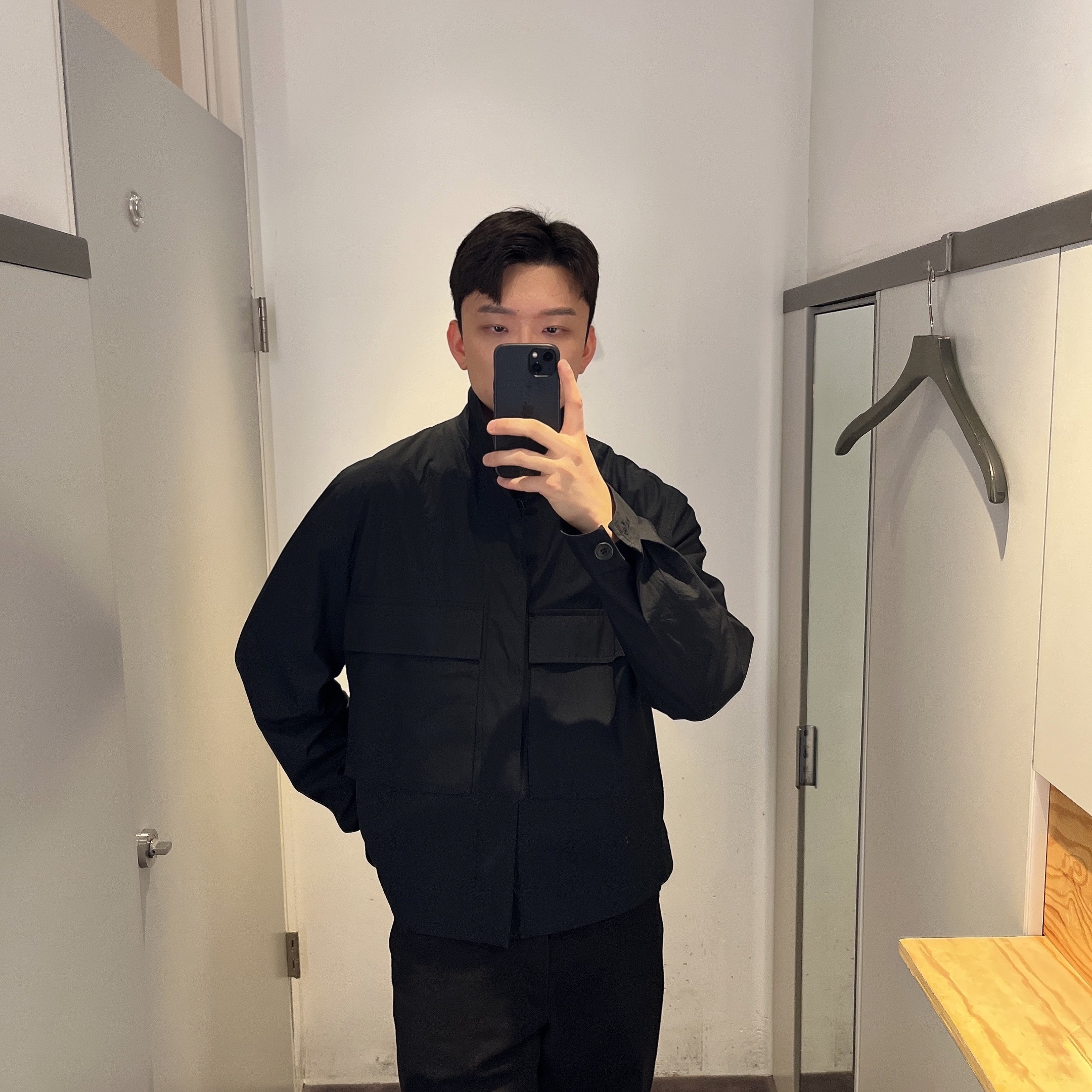COS Lightweight Utility Overshirt Black 착용 스타일