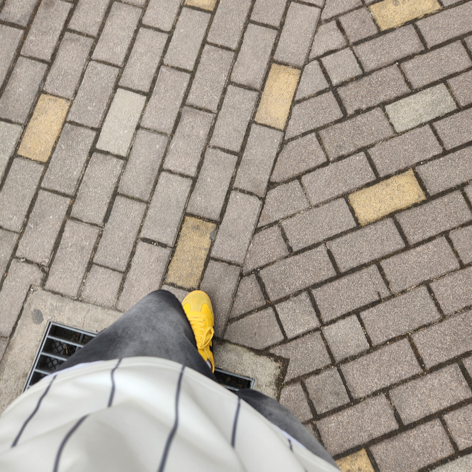 Onitsuka Tiger Mexico 66 Yellow Black 착용 스타일 - 2