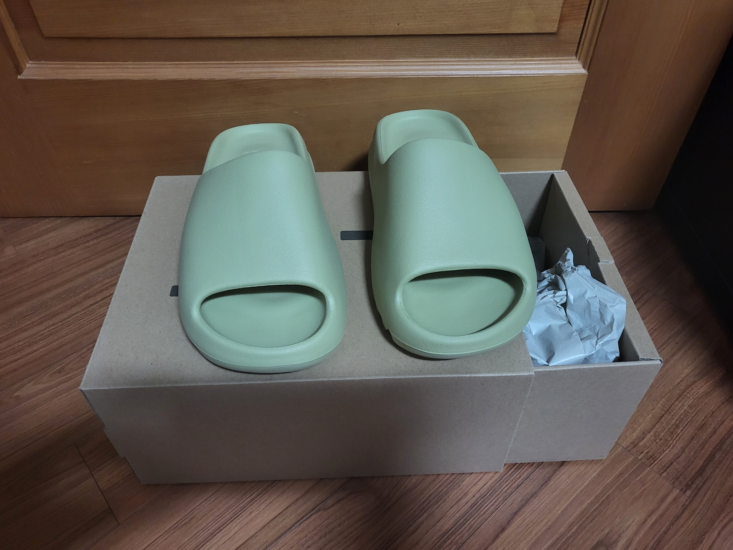 Adidas Yeezy Slide Resin 2022 착용 스타일