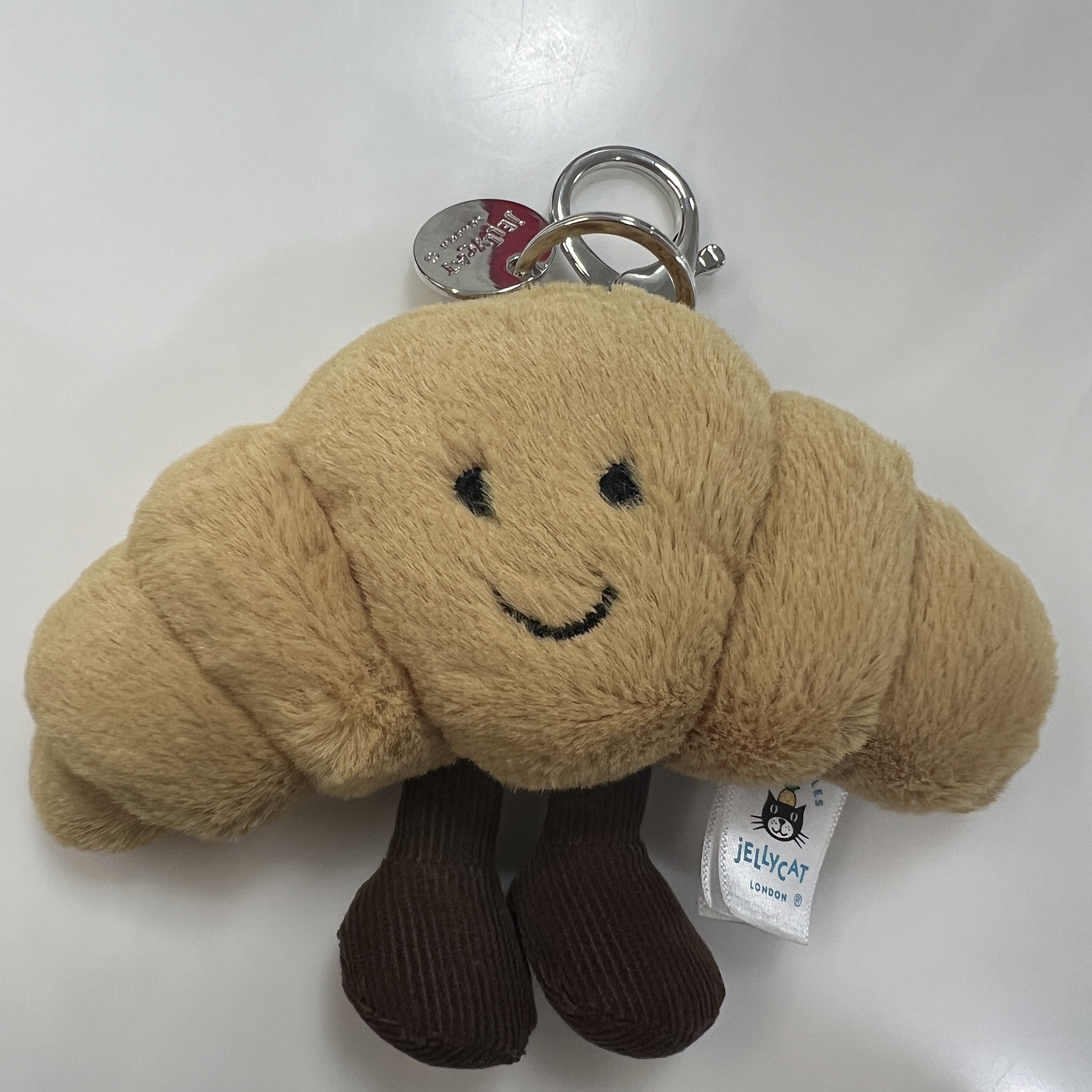 Jellycat Amuseable Croissant Bag Charm Brown 착용 스타일