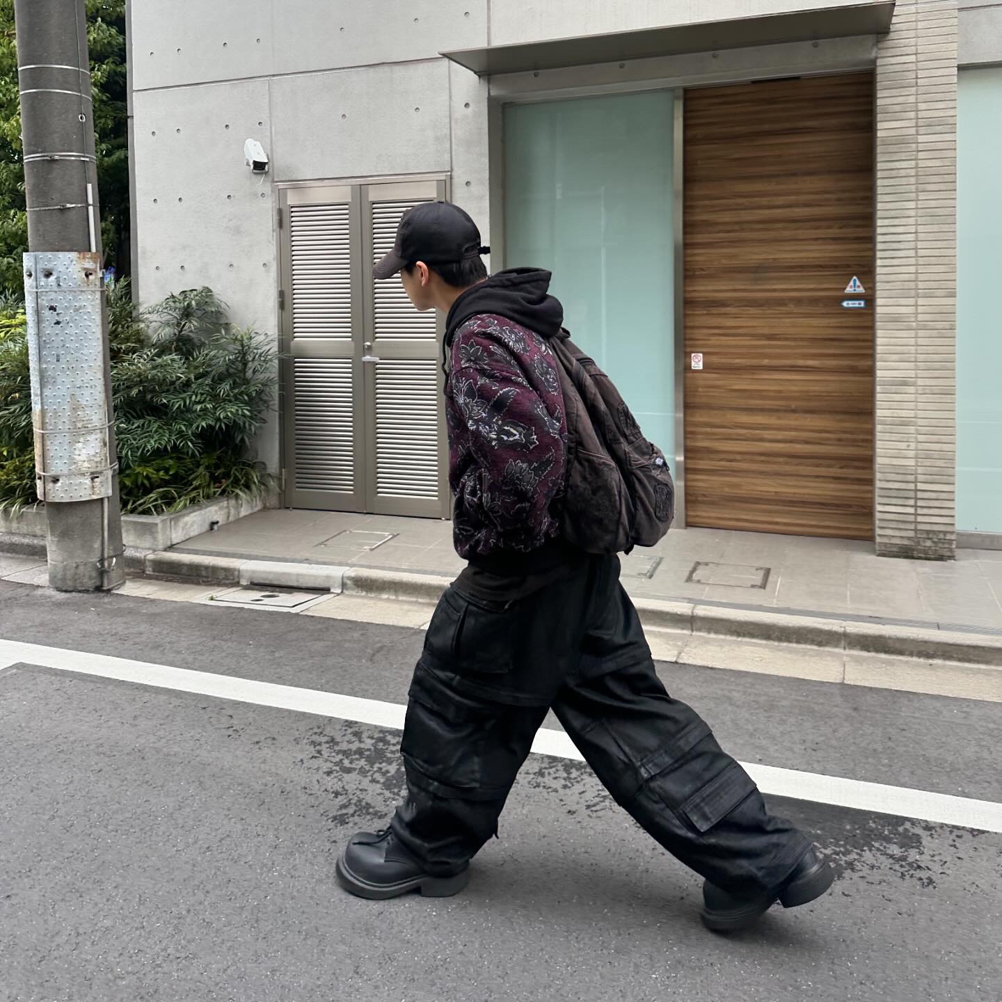 Project G/R Oversized Convertible Cargo Pants Coated Black, Balenciaga Steroid Derby Black 착용 스타일 - 3