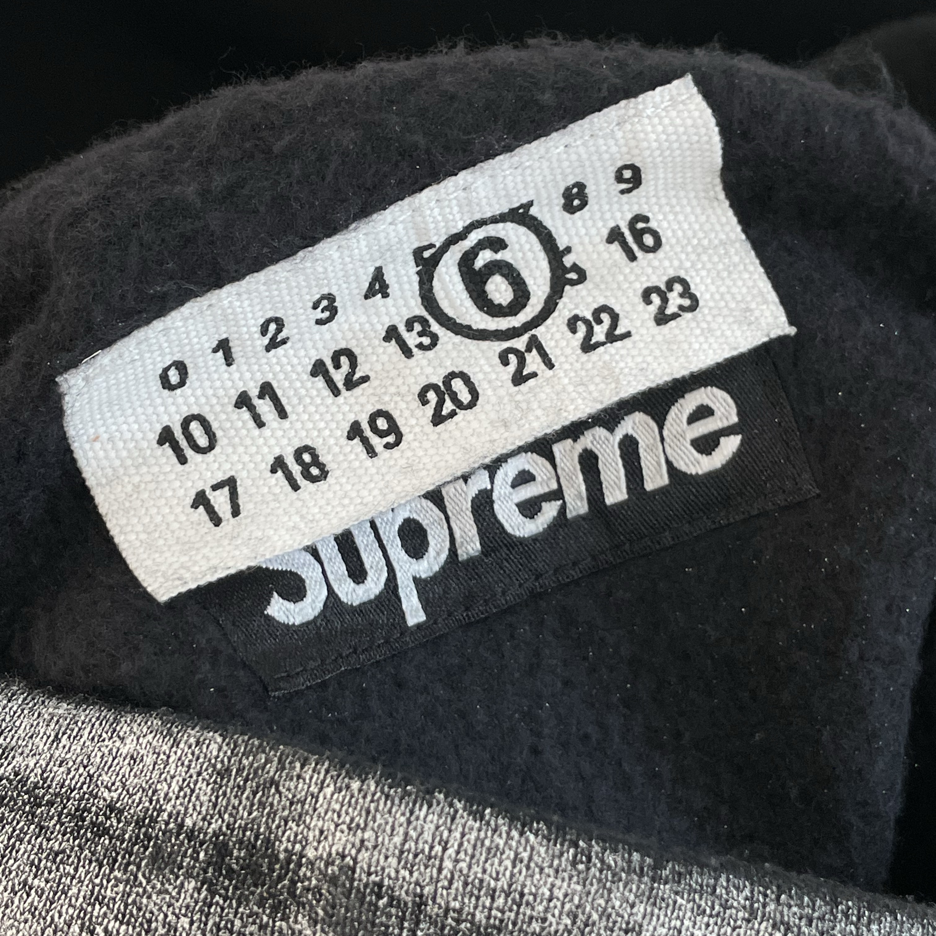 Supreme Box Logo Hooded Sweatshirt Black - 23FW, Supreme x MM6 Maison Margiela Foil Box Logo Hooded Sweatshirt Black - 24SS 착용 스타일 - 4