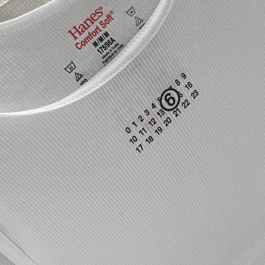 Supreme x MM6 Maison Margiela Hanes Tagless Tank Top Black (1 Pack) - 24SS, Supreme x MM6 Maison Margiela Hanes Tagless Tank Top White (1 Pack) - 24SS 착용 스타일 - 2