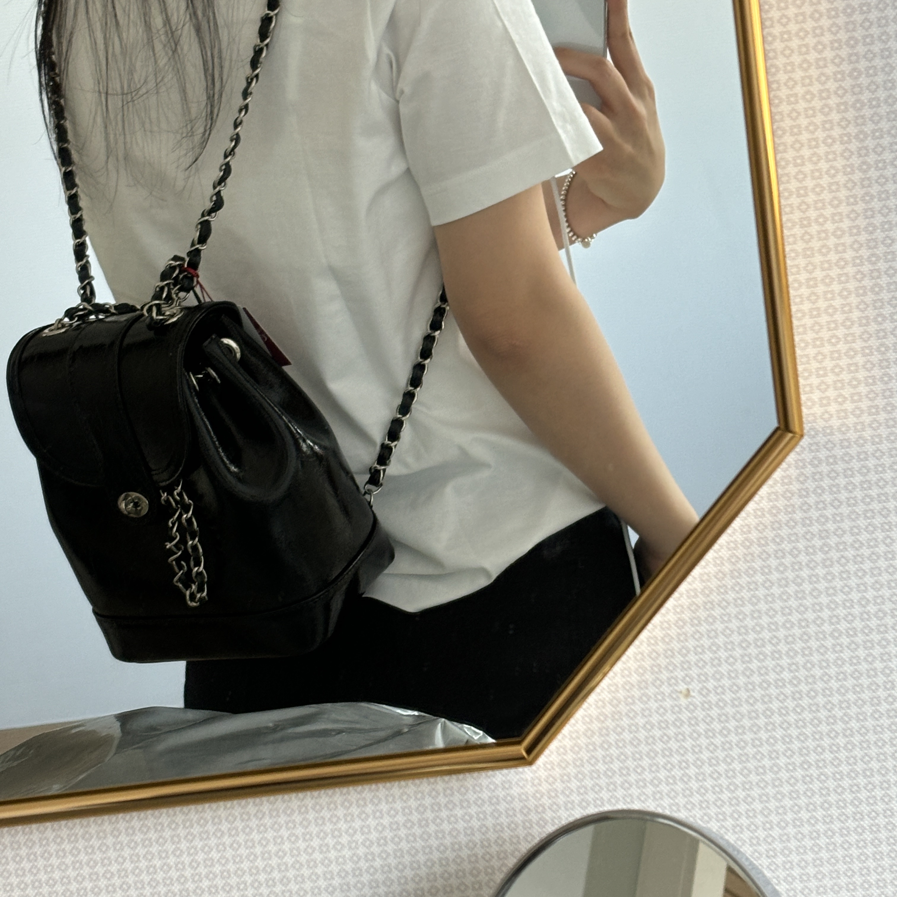 Cardinal Red Hawoo-A Bag Black 착용 스타일