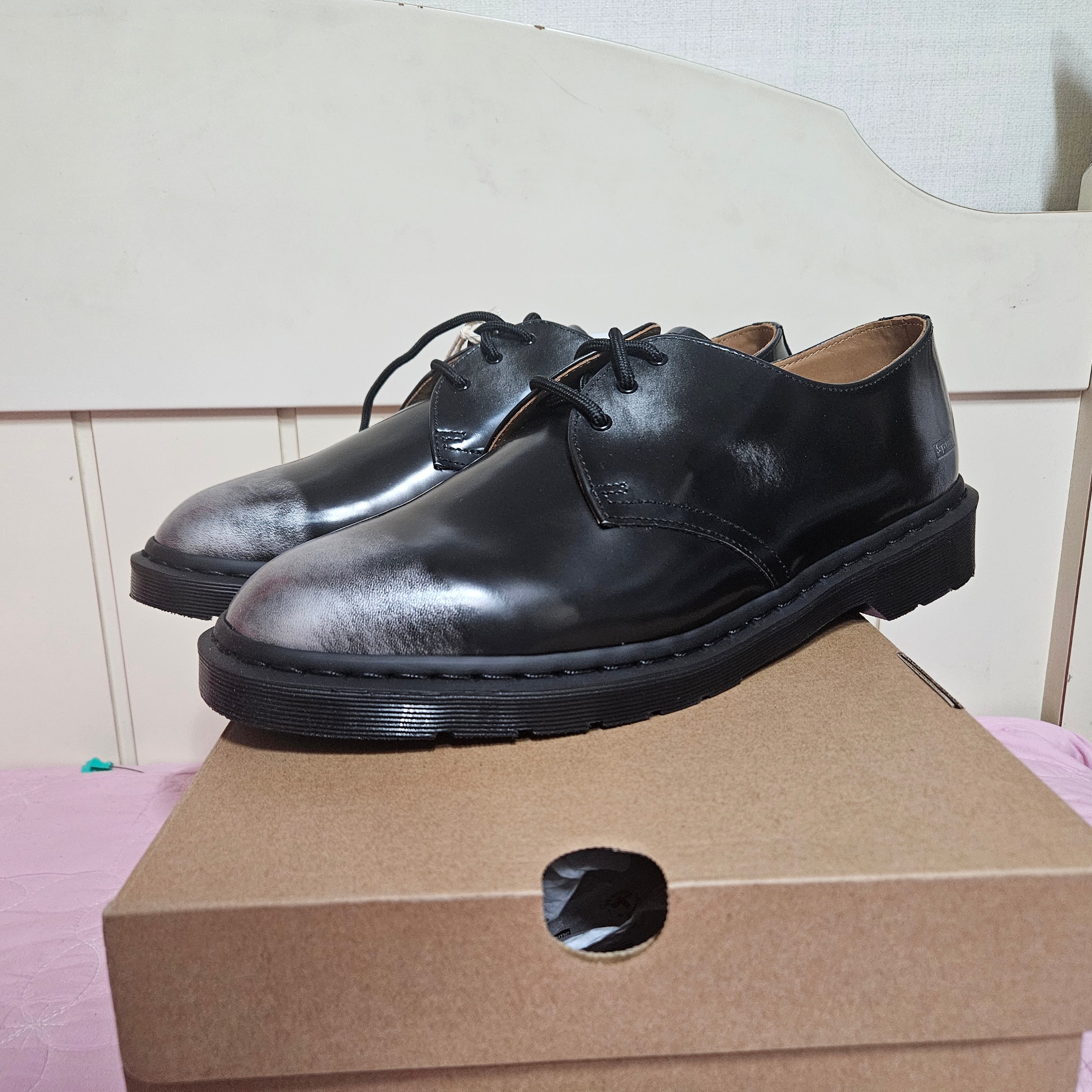 Dr. Martens x Supreme 1461 Gray Silver 착용 스타일 - 1