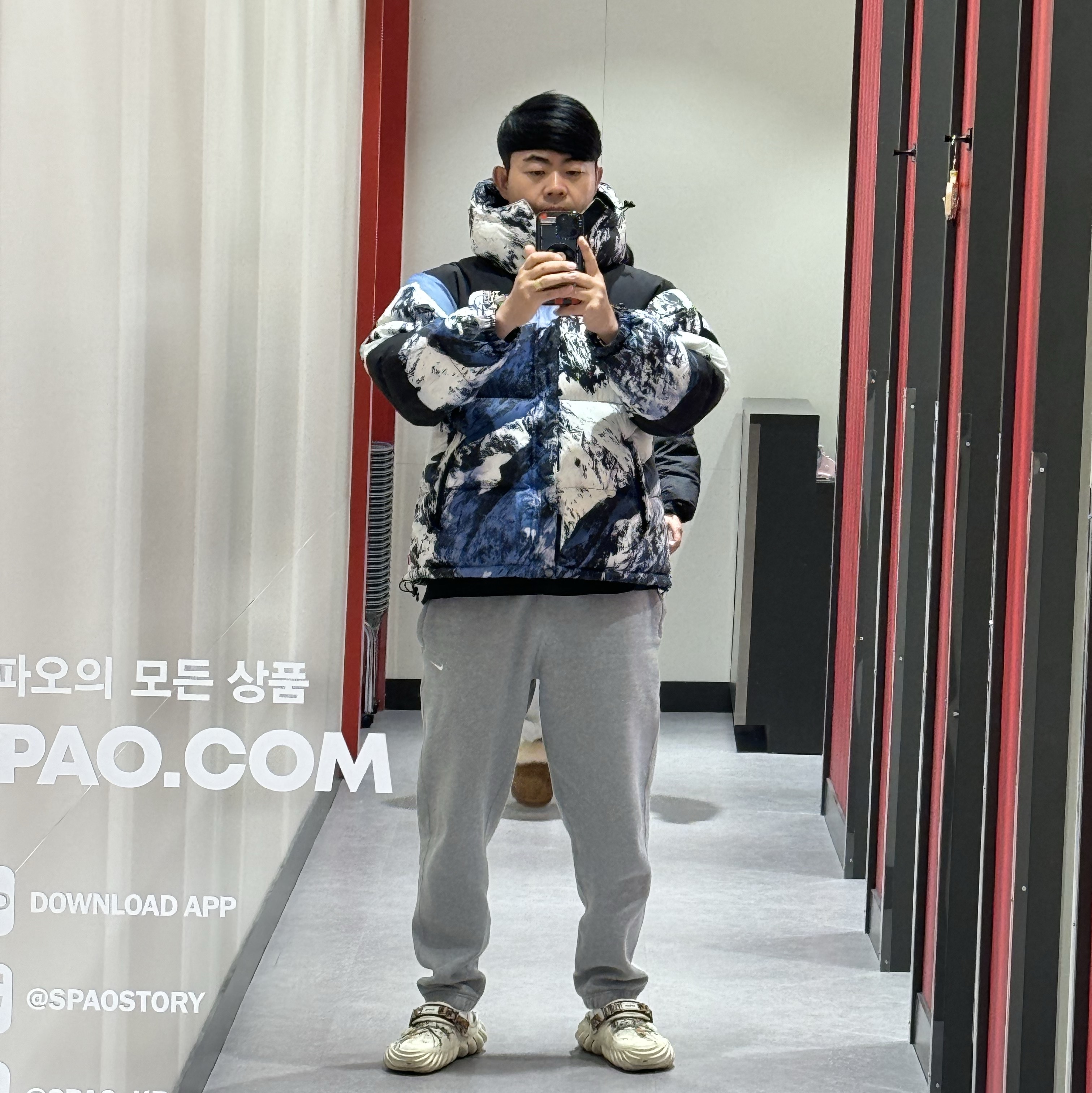Supreme x The North Face Mountain Baltoro Jacket Blue White - 17FW, Crocs Echo Clog Real Tree Bone 착용 스타일