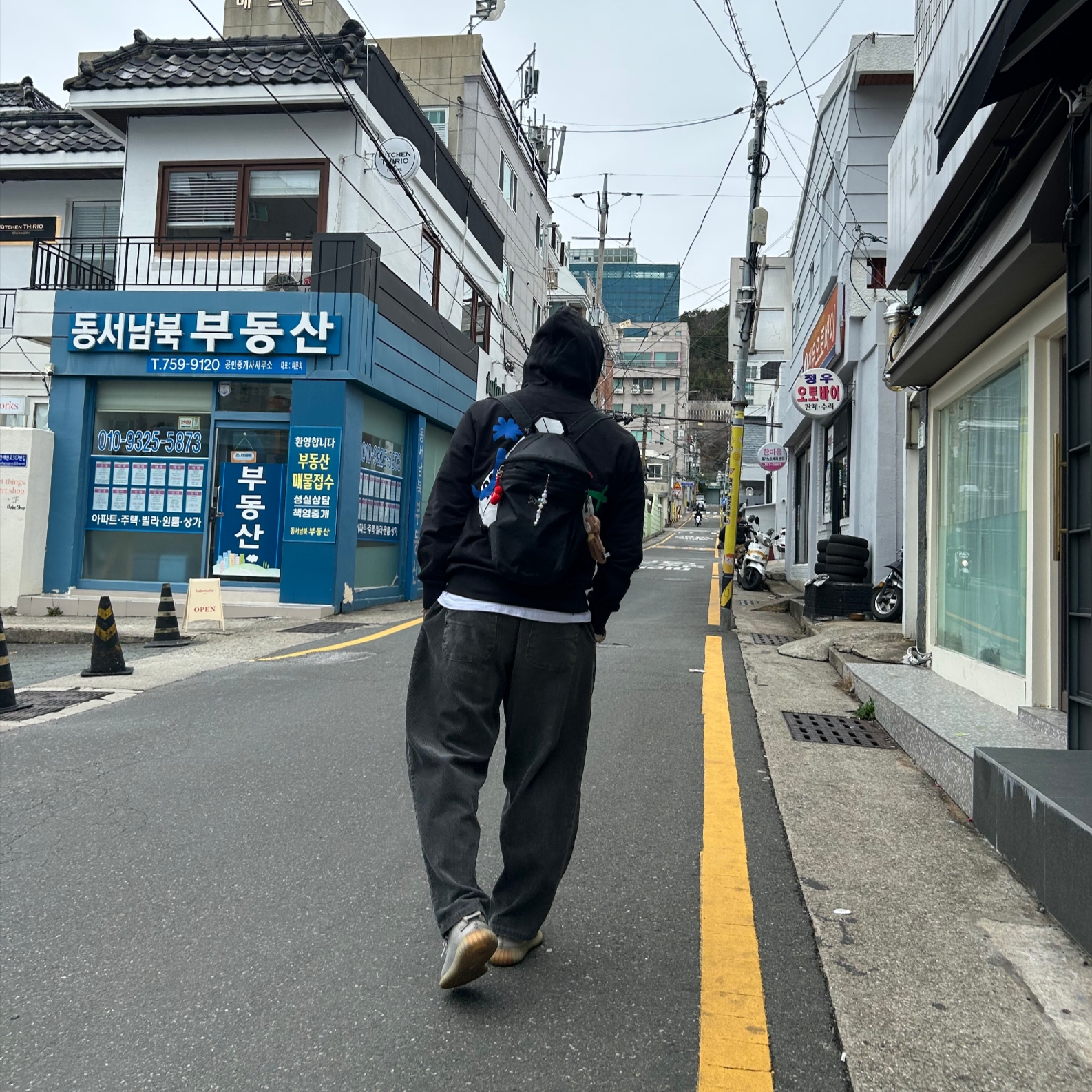 Arc'teryx Heliad 15 Backpack Black, Adidas Yeezy Boost 350 V2 Sesame 2022 착용 스타일