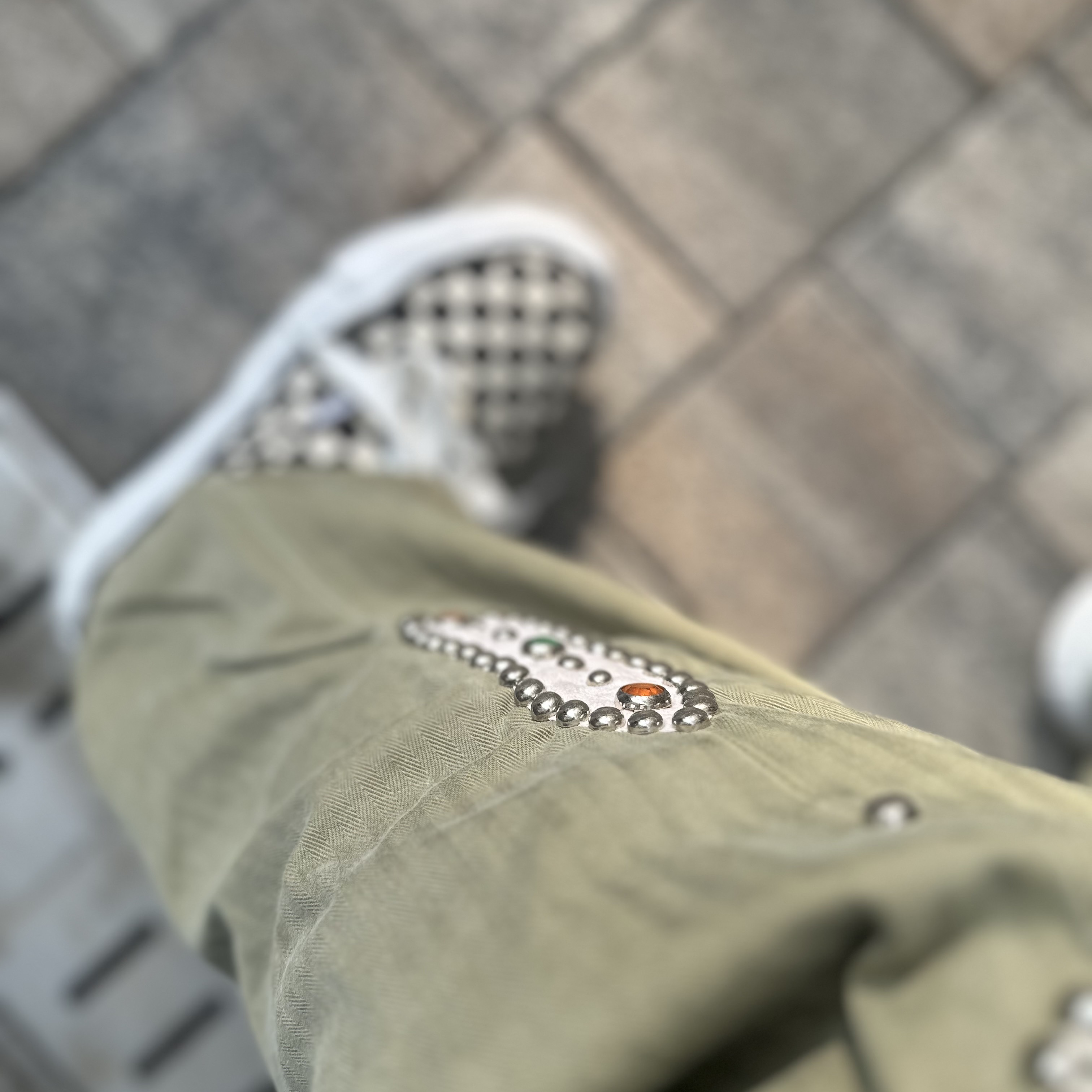 Maison Mihara Yasuhiro Baker OG Sole Canvas Low Cut Sneakers Black White, Kapital Sulfurized Herringbone Easy Baker Pants Studs Remake Khaki 착용 스타일 - 3
