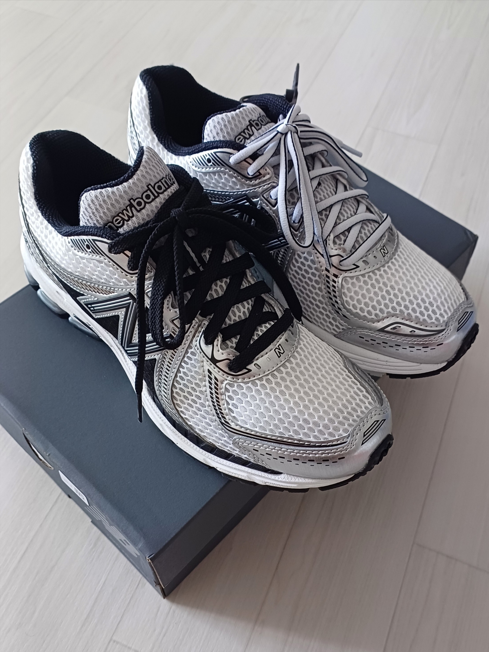 New Balance 860v2 White Black 착용 스타일 - 1