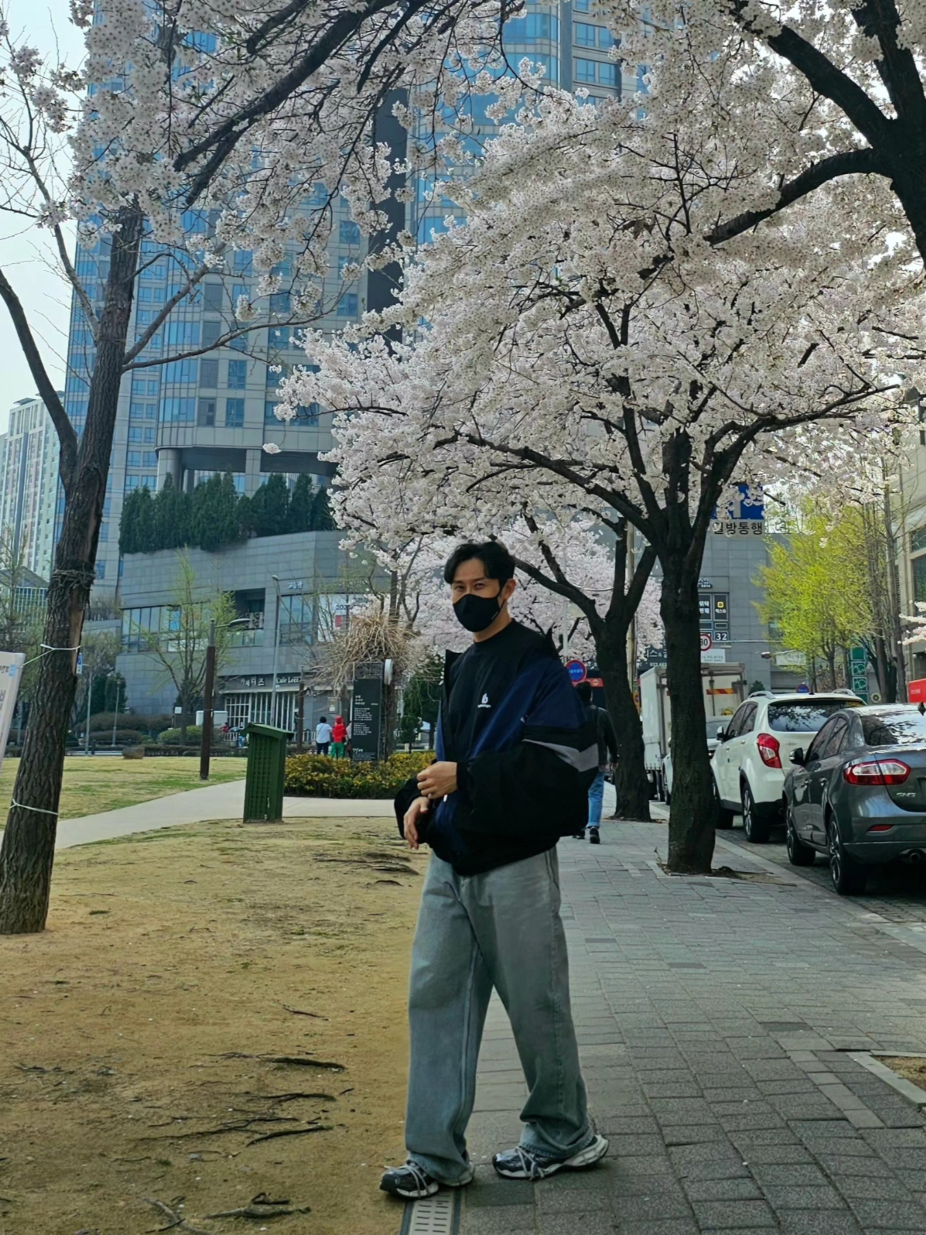 Balenciaga 3B Sports Icon Off Shoulder Tracksuit Jacket Black Navy, Balenciaga Denim Size Sticker Baggy Pants in Blue 착용 스타일 - 6