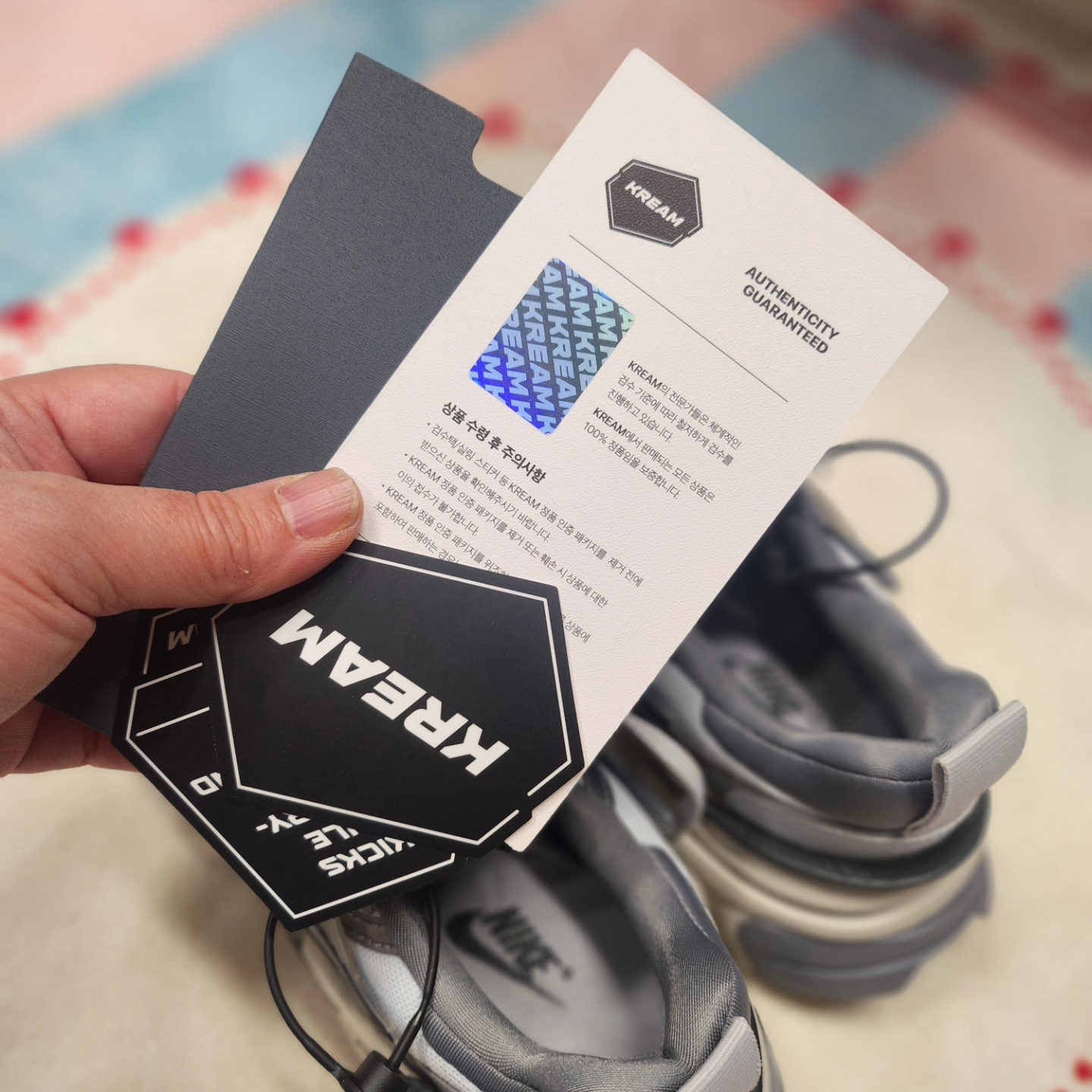 Nike V2K Run Pure Platinum Wolf Grey 착용 스타일 - 4