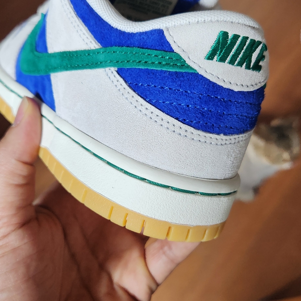 Nike SB Dunk Low Pro Phantom and Hyper Royal 착용 스타일 - 2