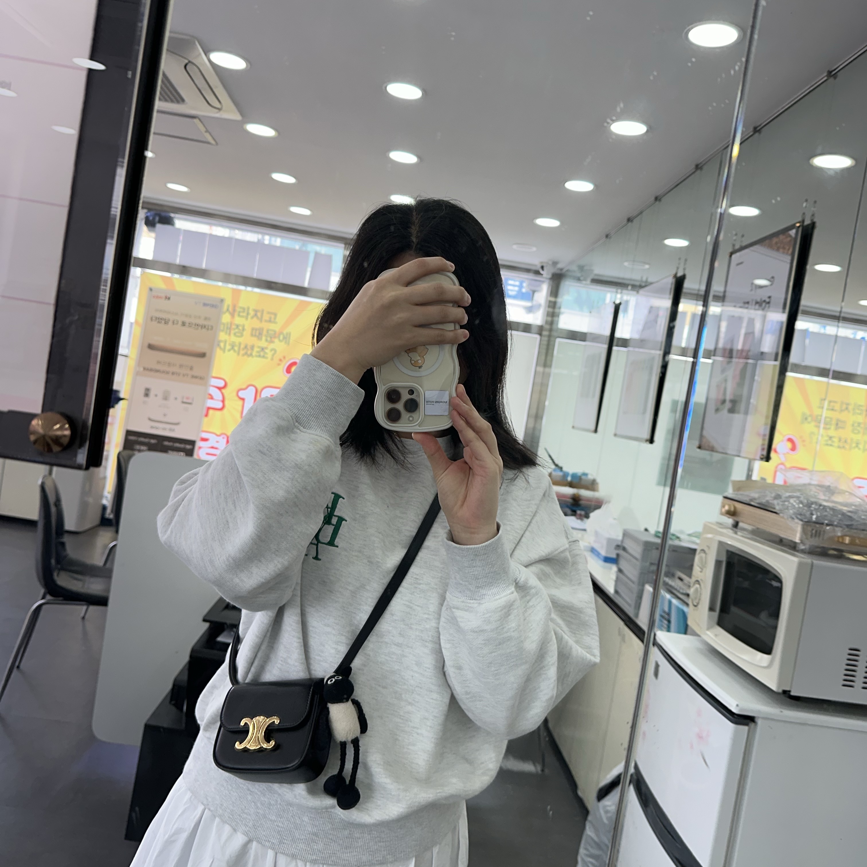 Celine Mini Claude in Shiny Calfskin Black 착용 스타일