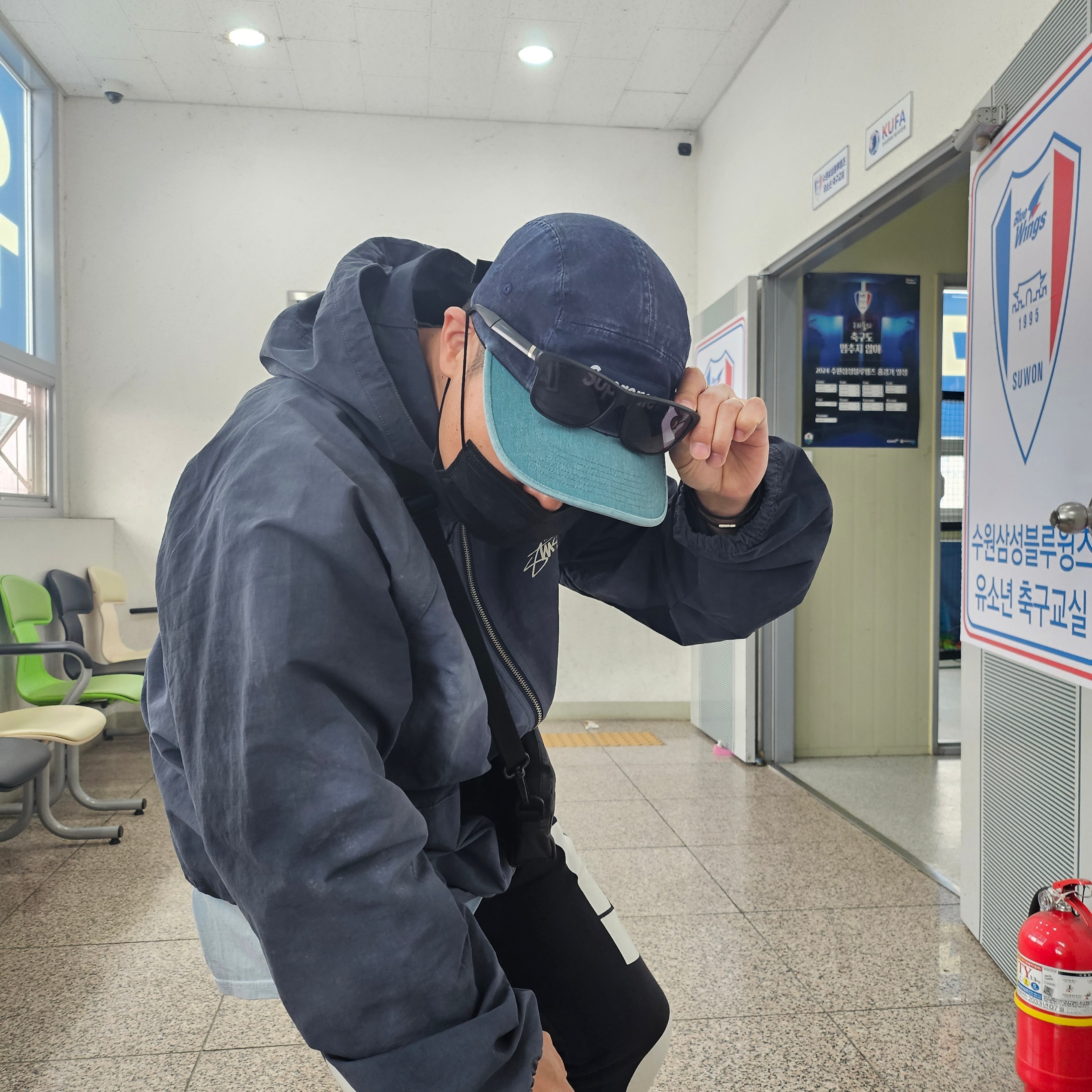Stussy Wave Dye Beach Shell Jacket Navy, Supreme Pigment 2-Tone Camp Cap Navy - 24SS 착용 스타일 - 1
