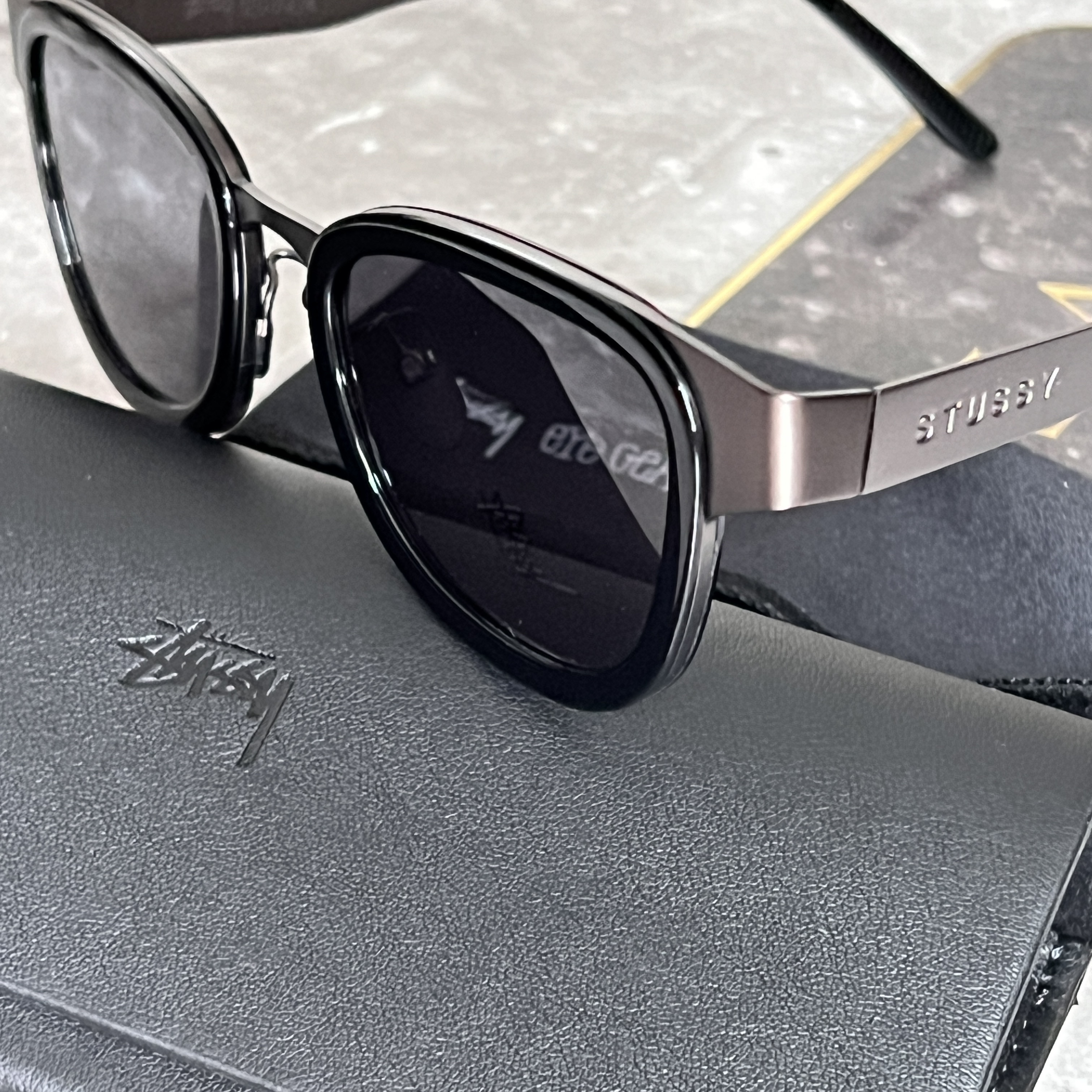 Stussy Vidal Sunglasses Black Black Lens 착용 스타일 - 1