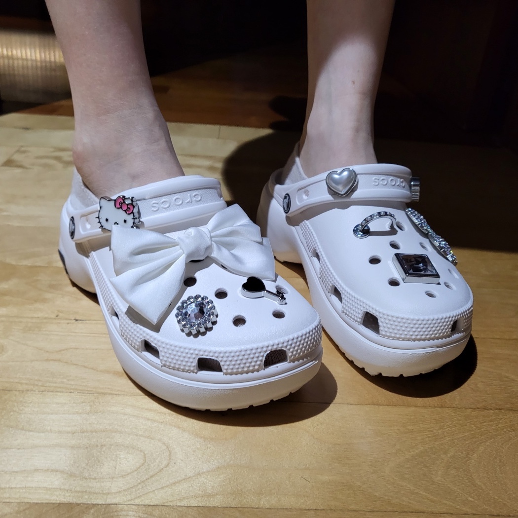 (W) Crocs Classic Platform Clog White 착용 스타일 - 1