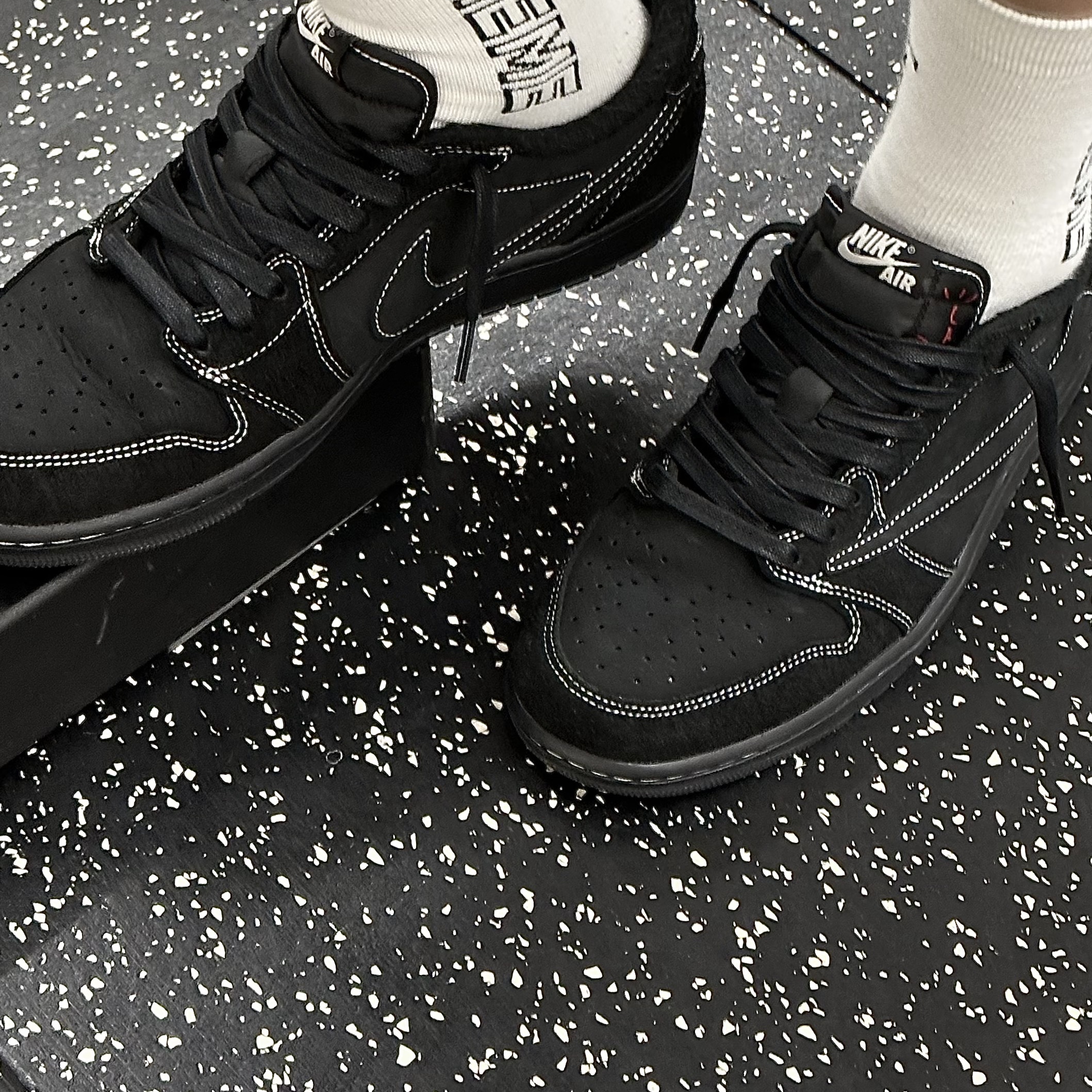 Jordan 1 x Travis Scott Retro Low OG SP Black Phantom 착용 스타일
