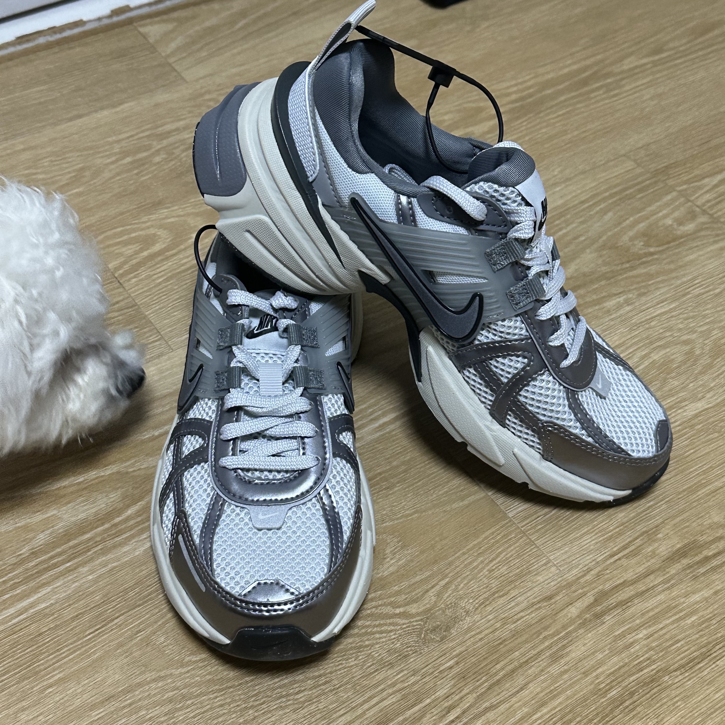 Nike V2K Run Pure Platinum Wolf Grey 착용 스타일 - 1
