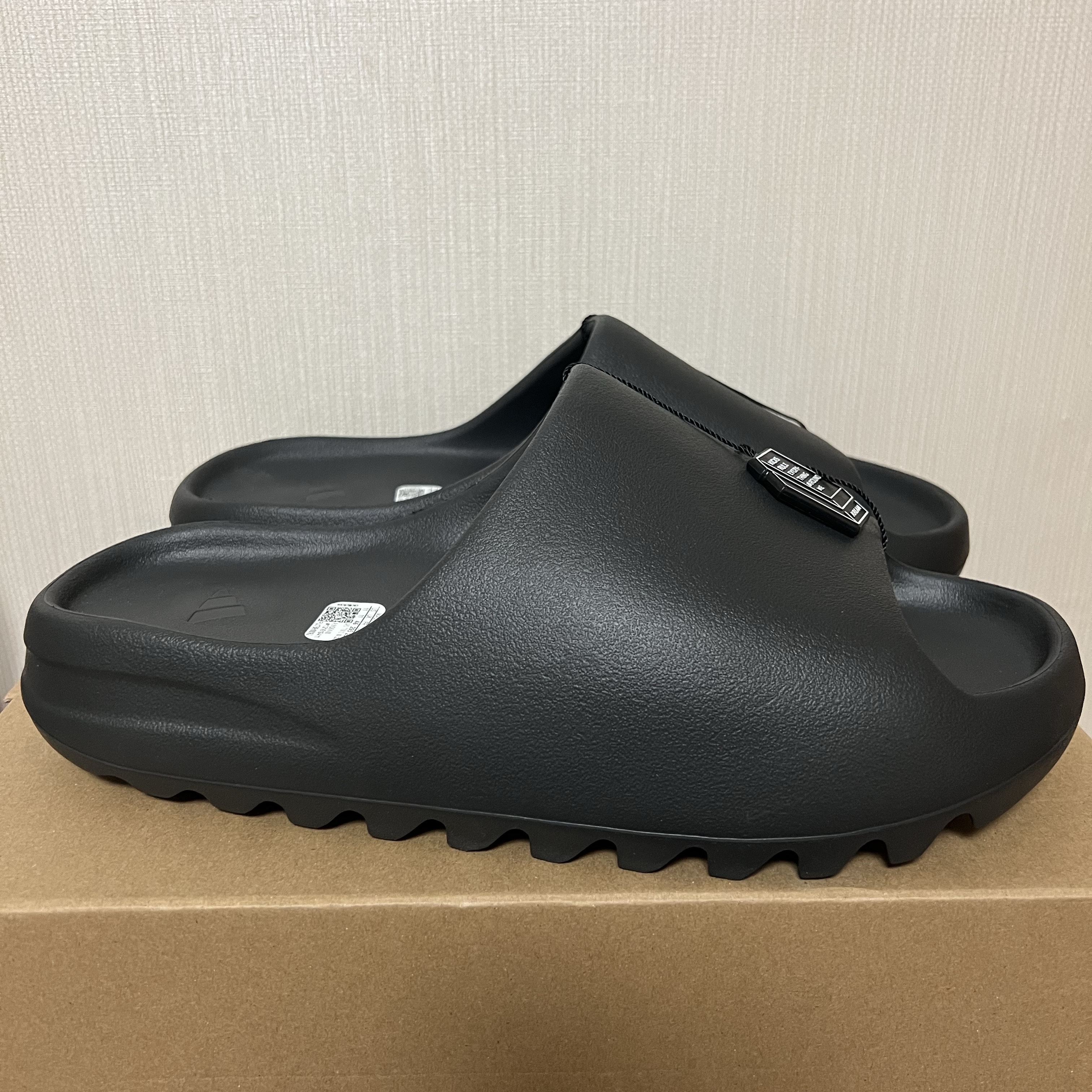 Adidas Yeezy Slide Onyx 착용 스타일