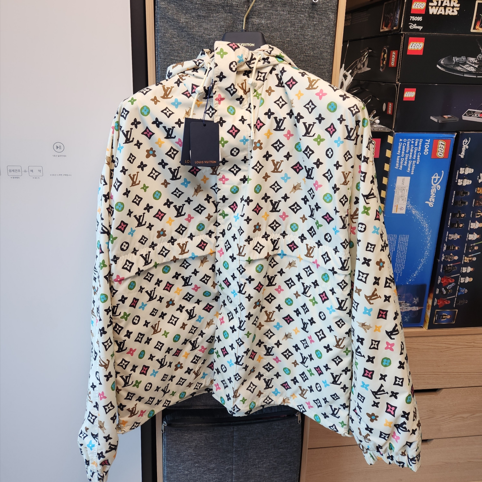 Louis Vuitton Printed Monogram Windbreaker Vanilla 착용 스타일