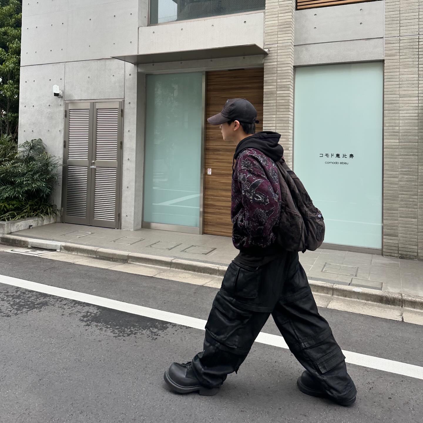 Project G/R Oversized Convertible Cargo Pants Coated Black, Balenciaga Steroid Derby Black 착용 스타일 - 2