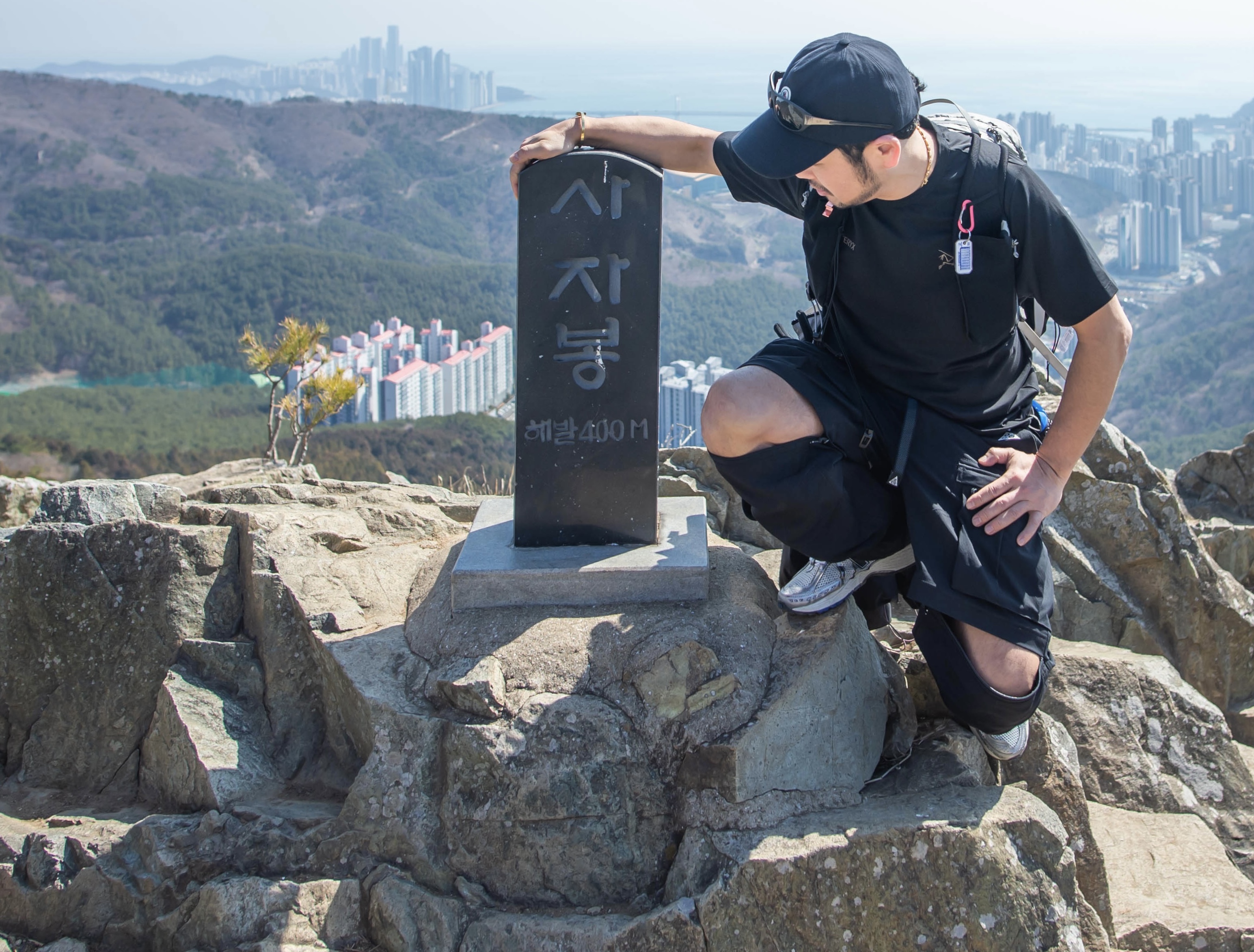 New Balance 1906R Silver Metallic, Nike ACG Smith Summit Cargo Pants Black Anthracite - Asia 착용 스타일 - 2