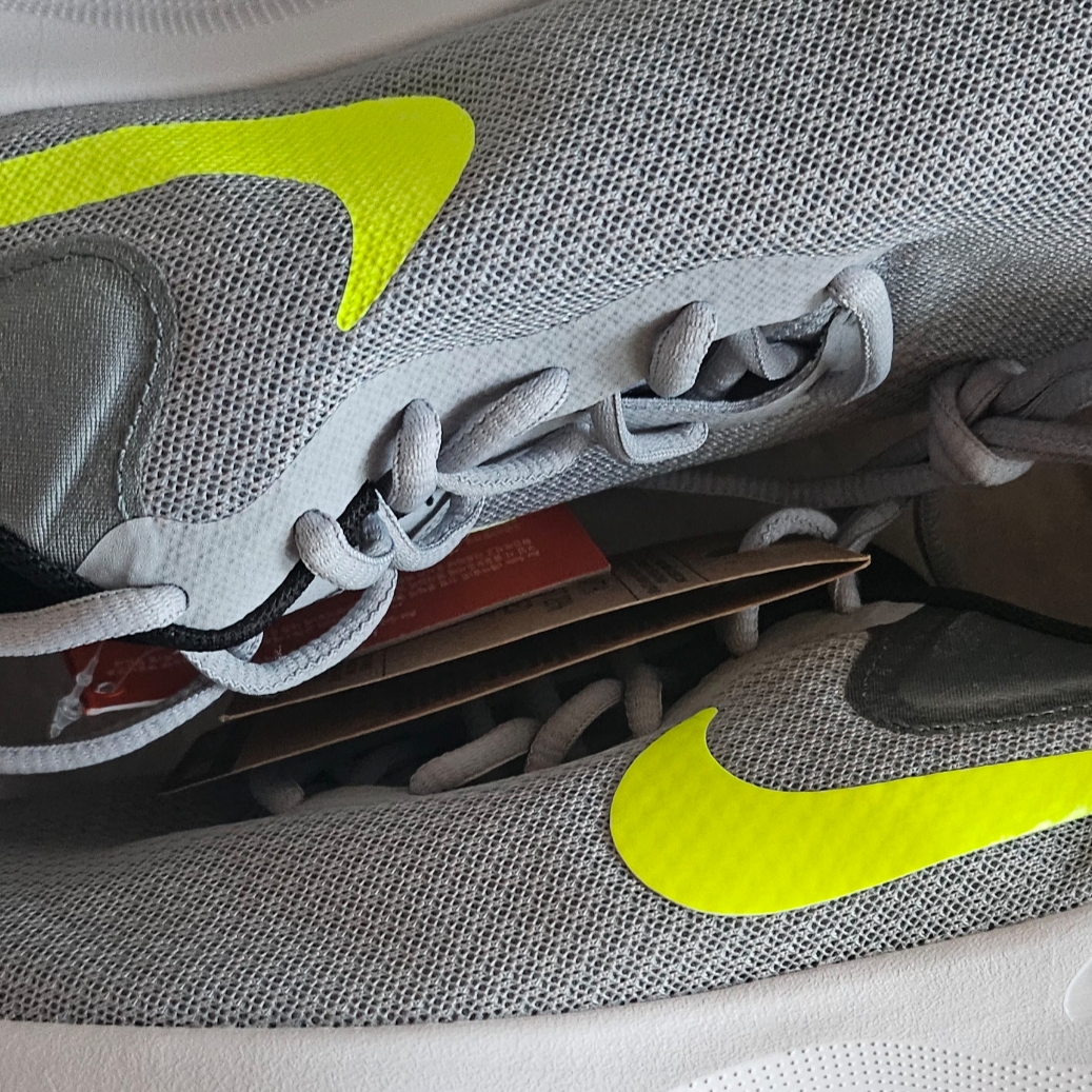 Nike Revolution 7 Smoke Grey Bolt 착용 스타일